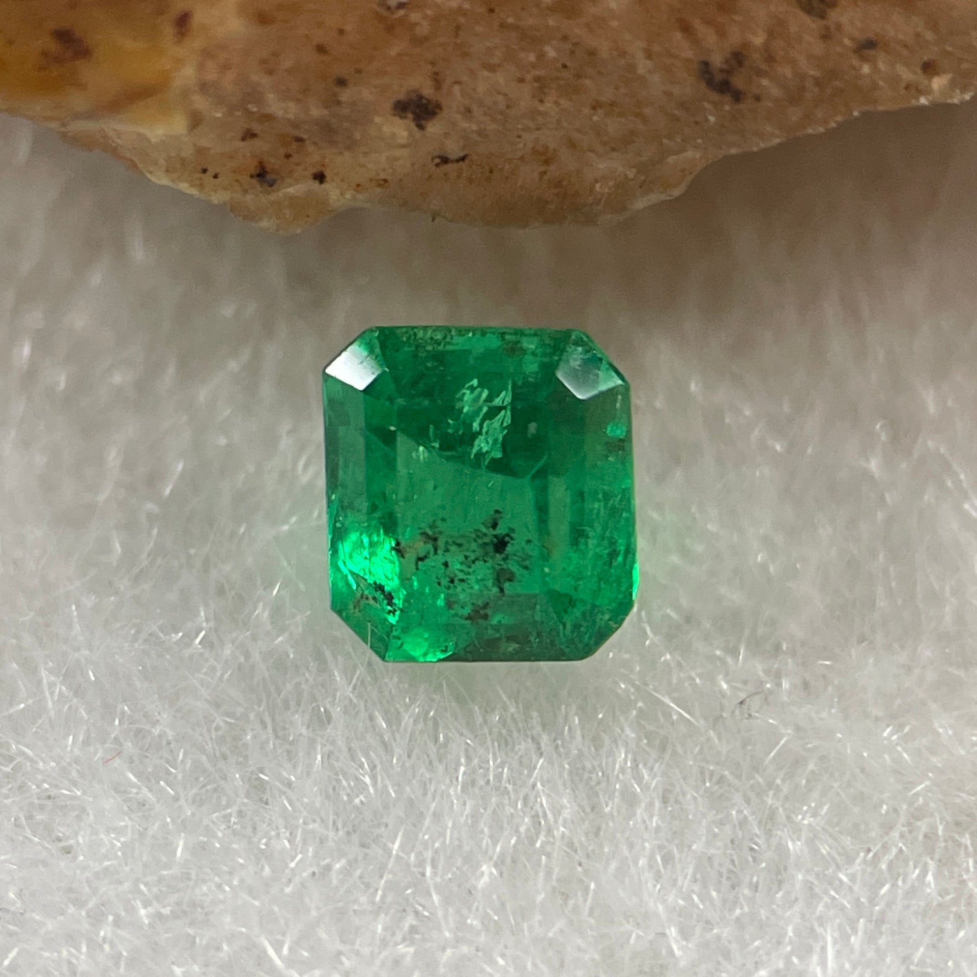 Natural Colombia Vivid Green Emerald (Beryl) Cut-Cornered Rectangular Step cut 0.41ct 4.4 by 4.1 by 3.2mm - Huangs Jadeite and Jewelry Pte Ltd