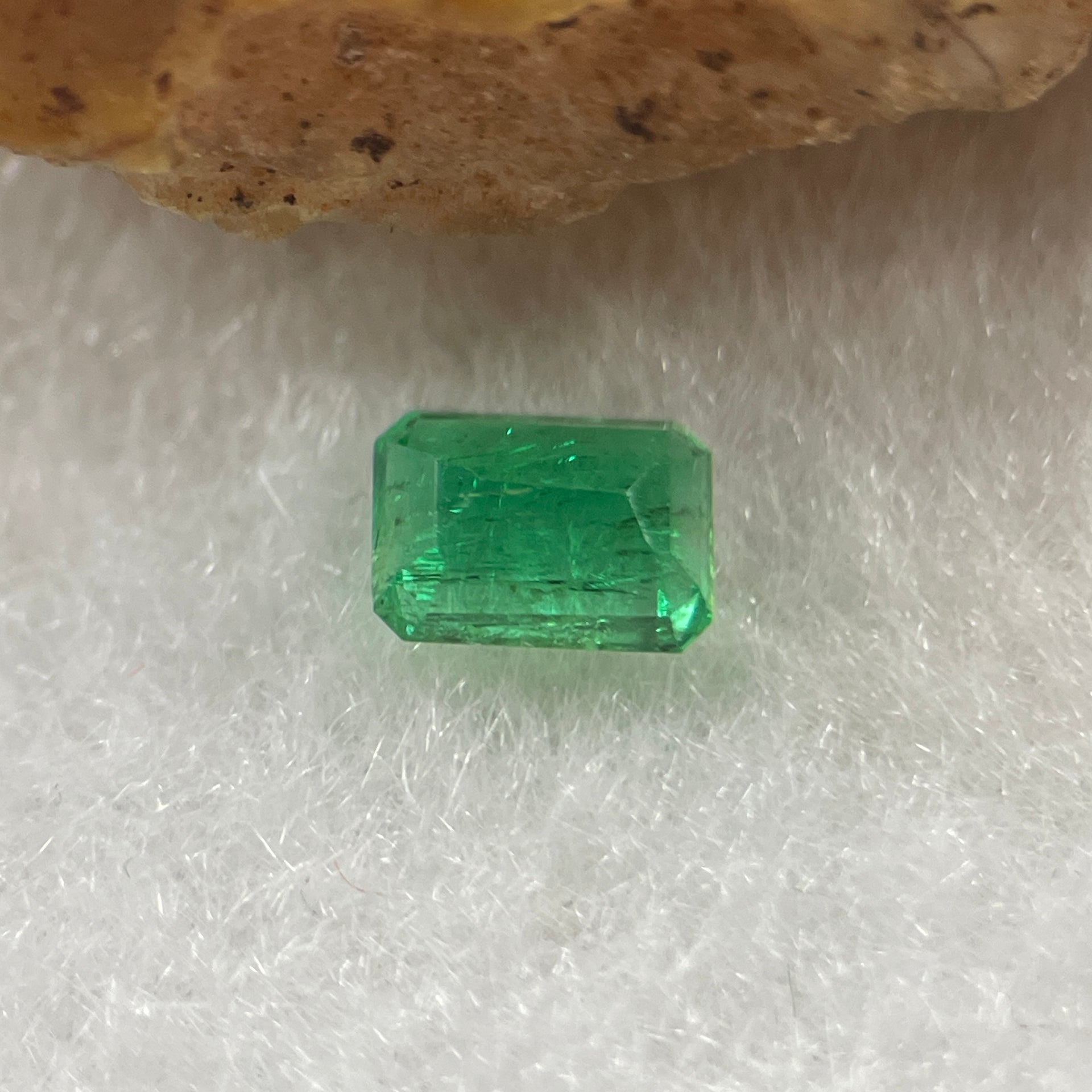 Natural Colombia Vivid Green Emerald (Beryl) Cut-Cornered Rectangular Step cut 0.45ct 5.4 by 3.9 by 2.6mm - Huangs Jadeite and Jewelry Pte Ltd