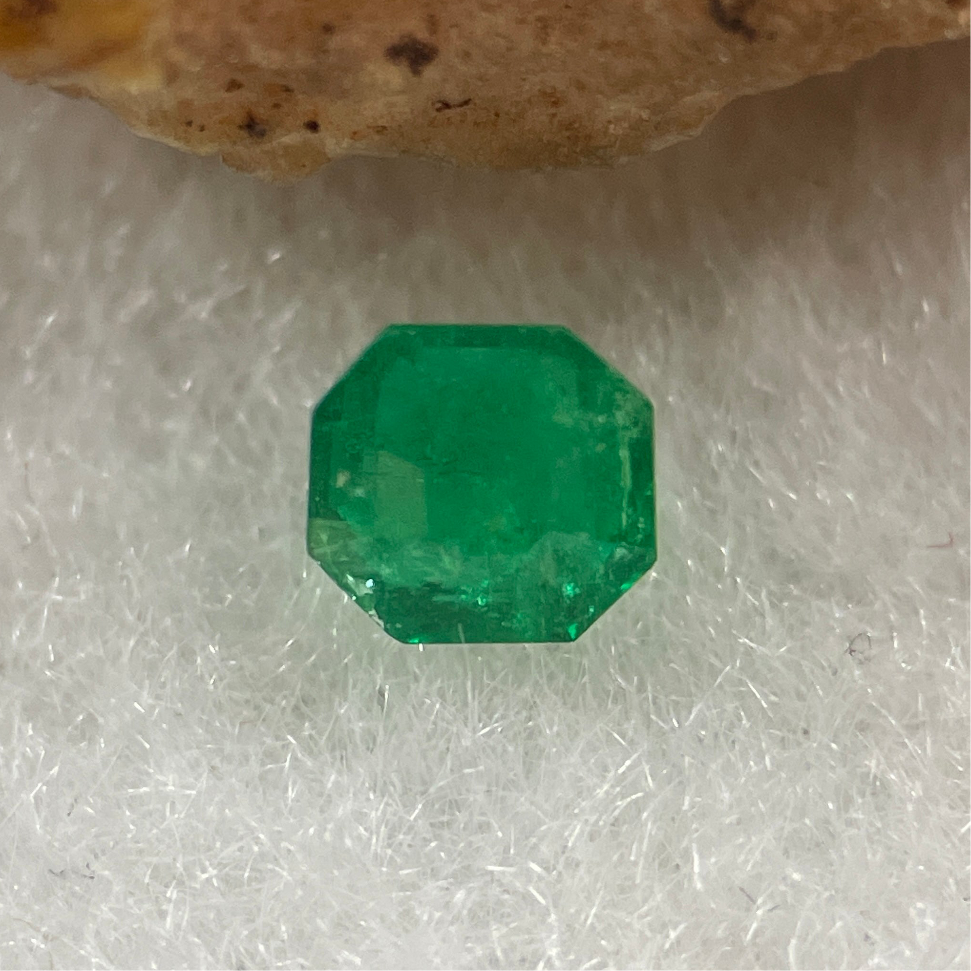 Natural Colombia Vivid Green Emerald (Beryl) Cut-Cornered Square Step cut 0.42ct 4.4 by 4.2 by 3.2mm - Huangs Jadeite and Jewelry Pte Ltd