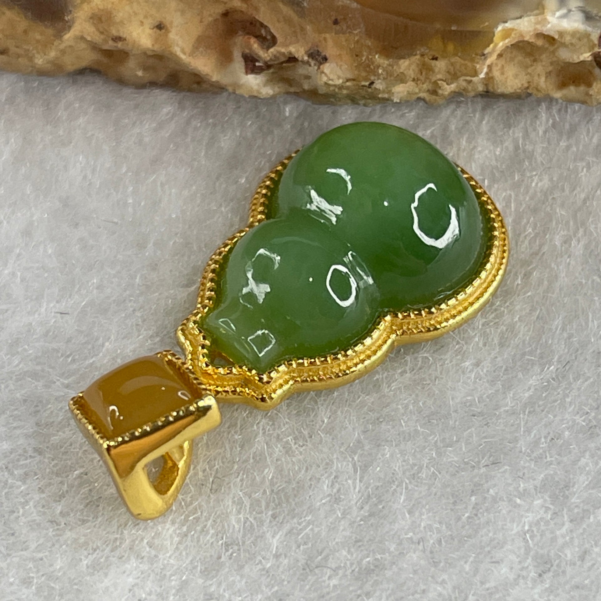 Natural Green Agate Chalcedony Hulu Pendant on S925 Sliver Gold Plated 2.28g 14.2 by 10.2 by 5.0mm - Huangs Jadeite and Jewelry Pte Ltd
