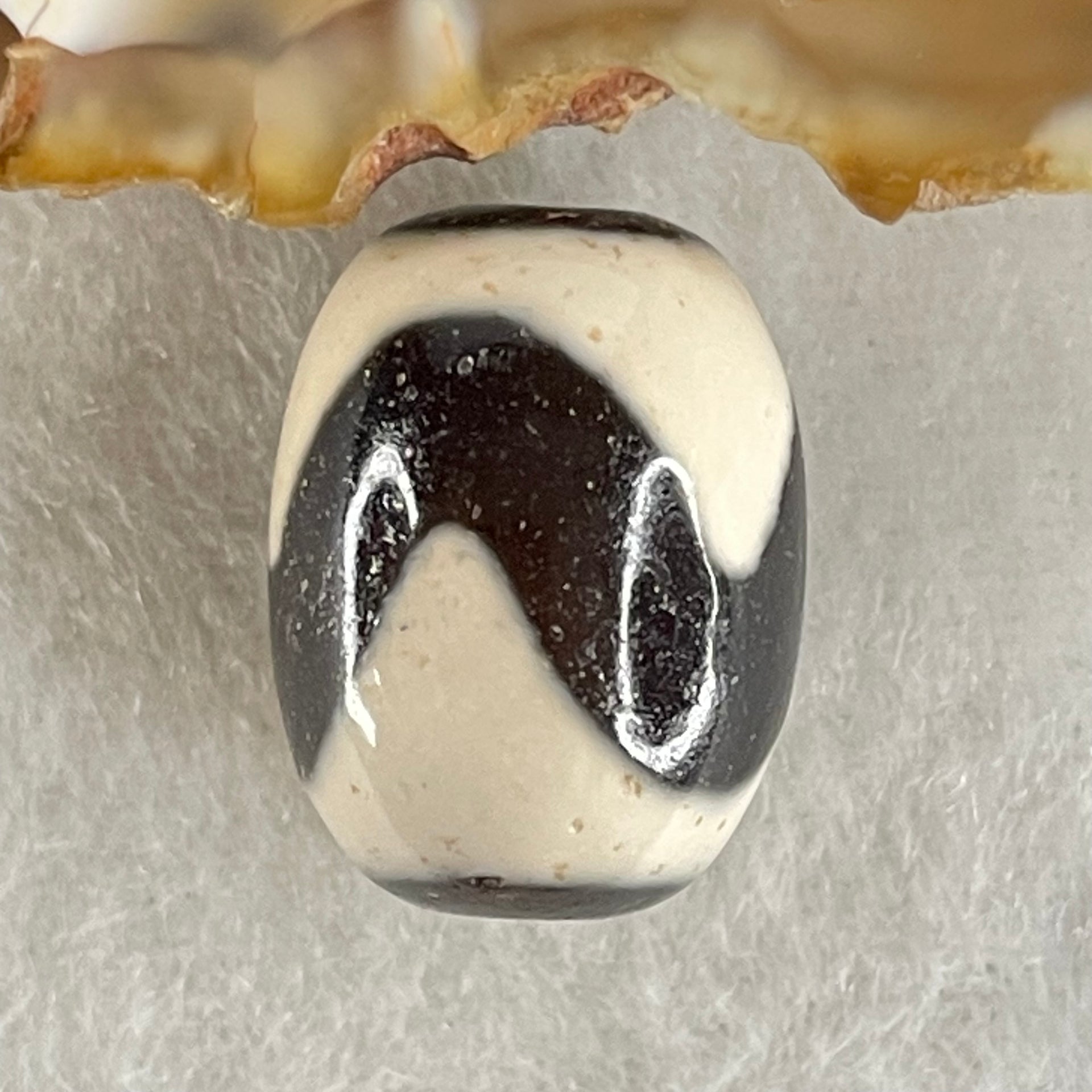Natural Powerful Tibetan Old Oily Agate Tiger Tooth Daluo Dzi Bead Heavenly Master (Tian Zhu) 虎呀天诛 4.52g 17.4 by 13.2mm - Huangs Jadeite and Jewelry Pte Ltd