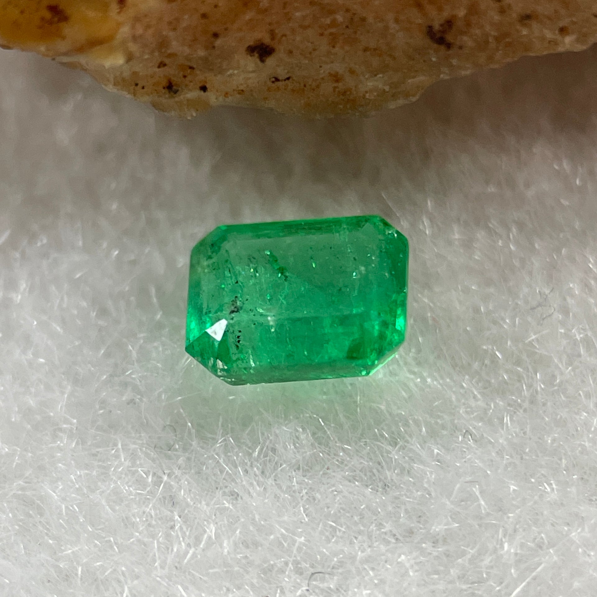 Natural Colombia Vivid Green Emerald (Beryl) Cut-Cornered Rectangular Step cut 0.43ct 5.0 by 4.0 by 2.6mm - Huangs Jadeite and Jewelry Pte Ltd