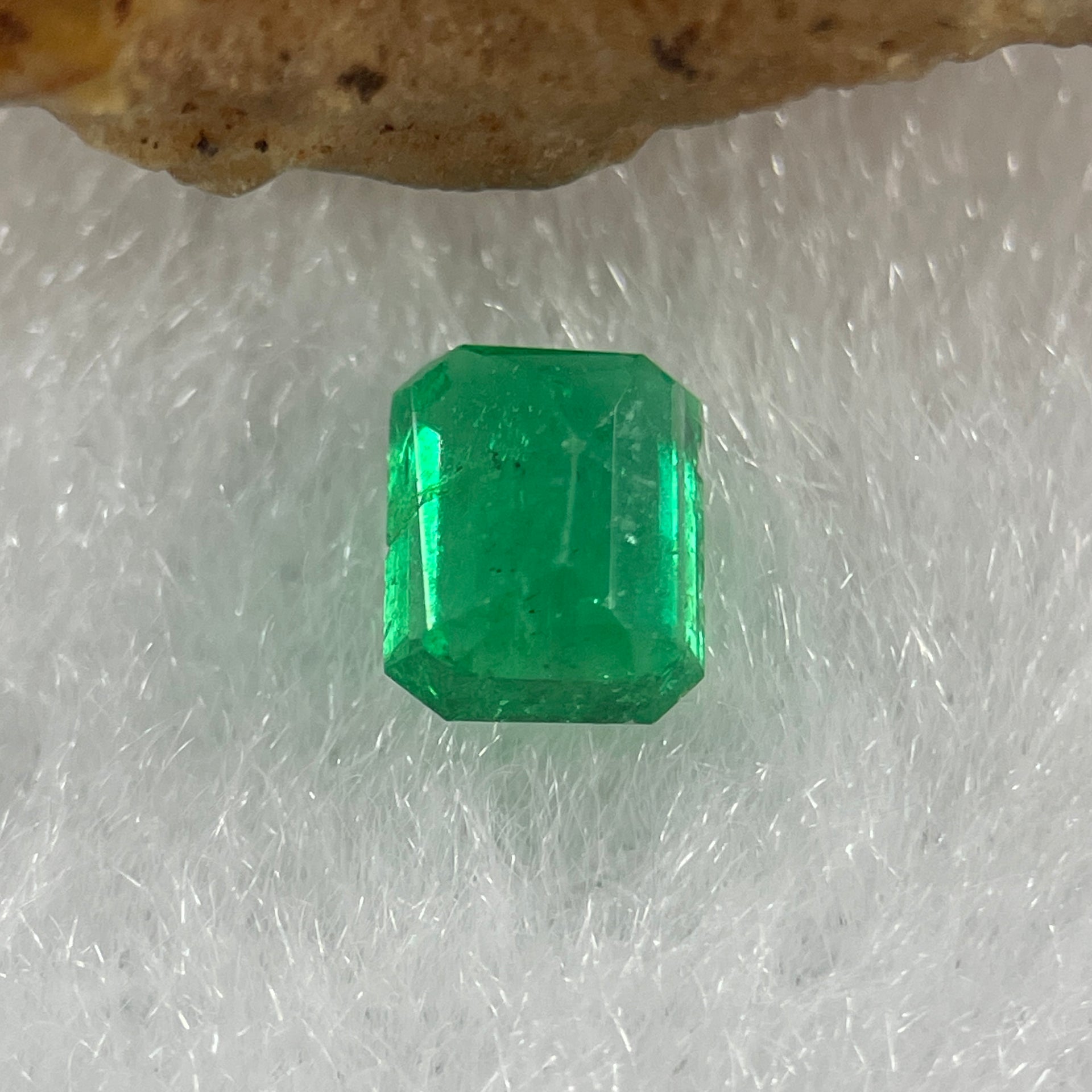 Natural Colombia Vivid Green Emerald (Beryl) Cut-Cornered Rectangular  Step cut 0.48ct 5.2 by 4.3 by 2.9mm - Huangs Jadeite and Jewelry Pte Ltd