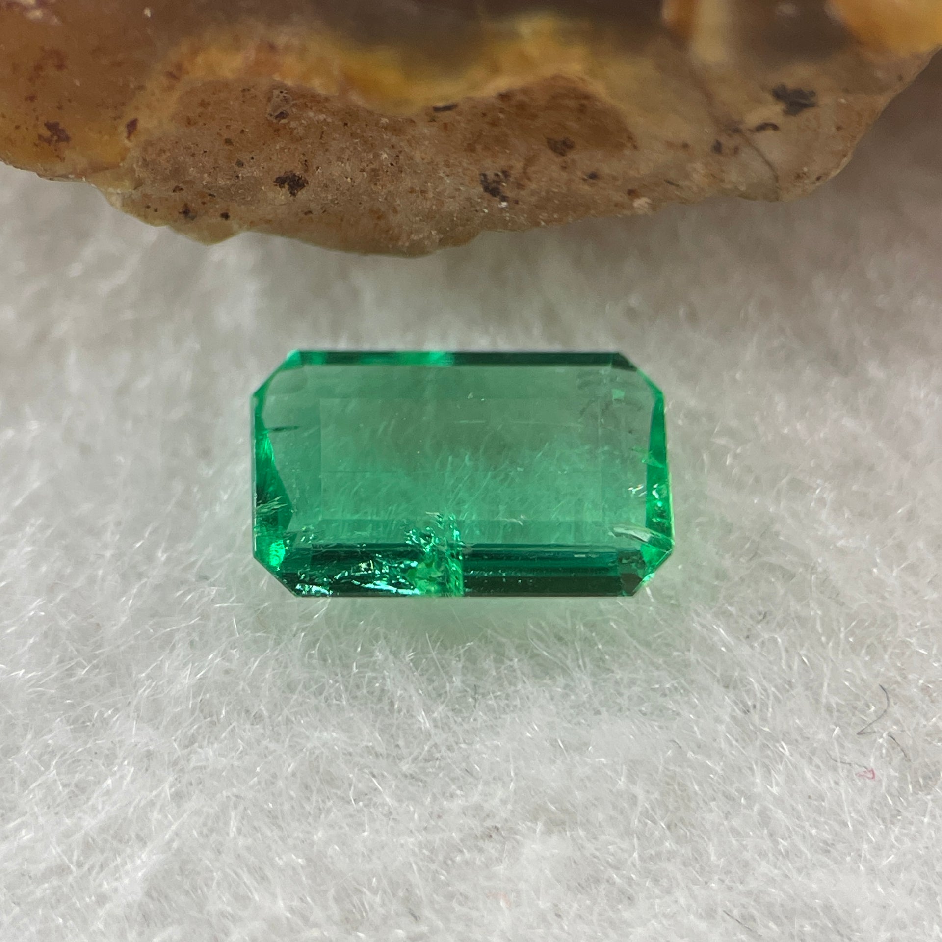 Natural Colombia Vivid Green Emerald (Beryl) Cut-Cornered Rectangular Step cut 0.93ct 8.4 by 5.5 by 2.3mm - Huangs Jadeite and Jewelry Pte Ltd