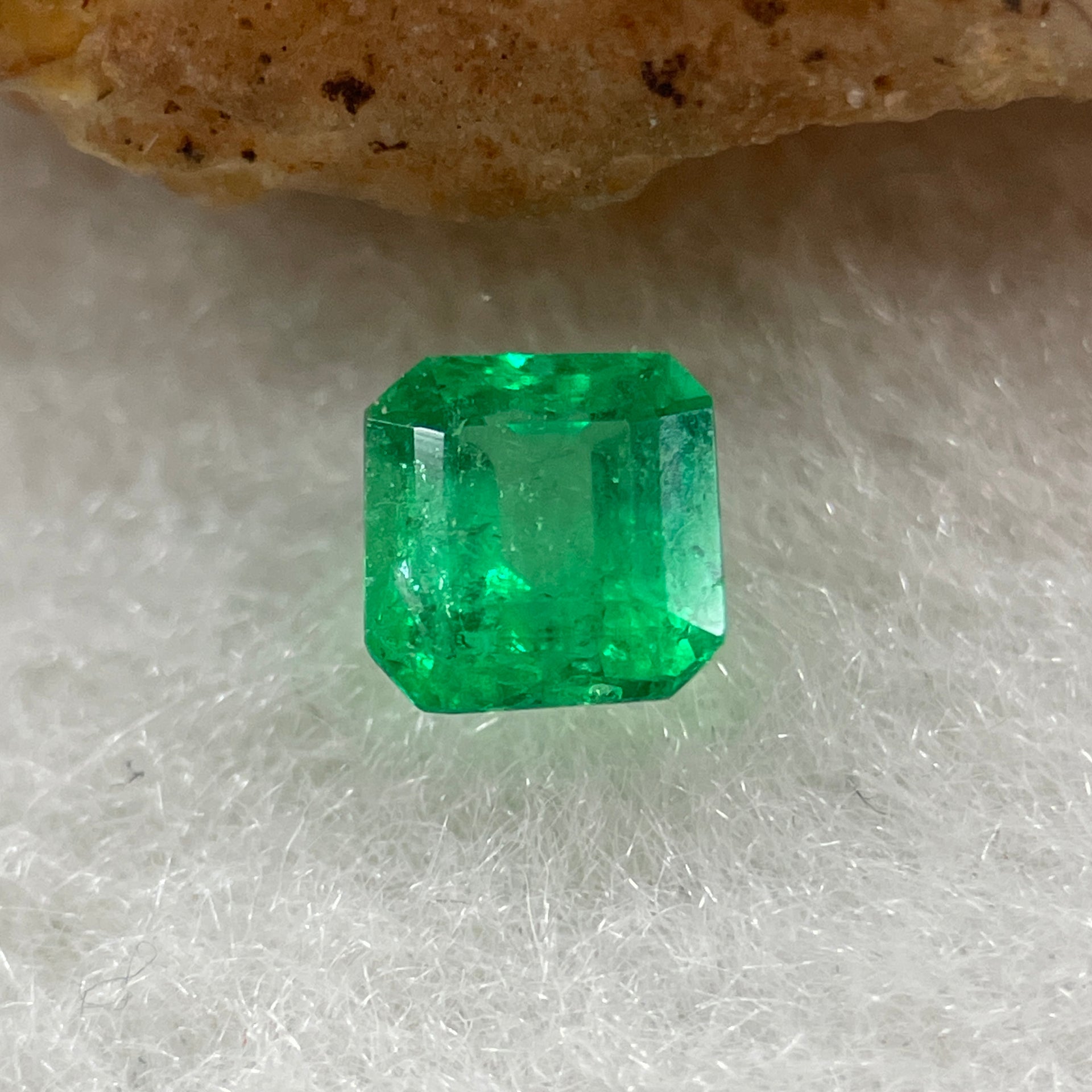 Natural Colombia Vivid Green Emerald (Beryl) Cut-Cornered Rectangular Step cut 0.44ct 4.8 by 4.6 by 2.9mm - Huangs Jadeite and Jewelry Pte Ltd