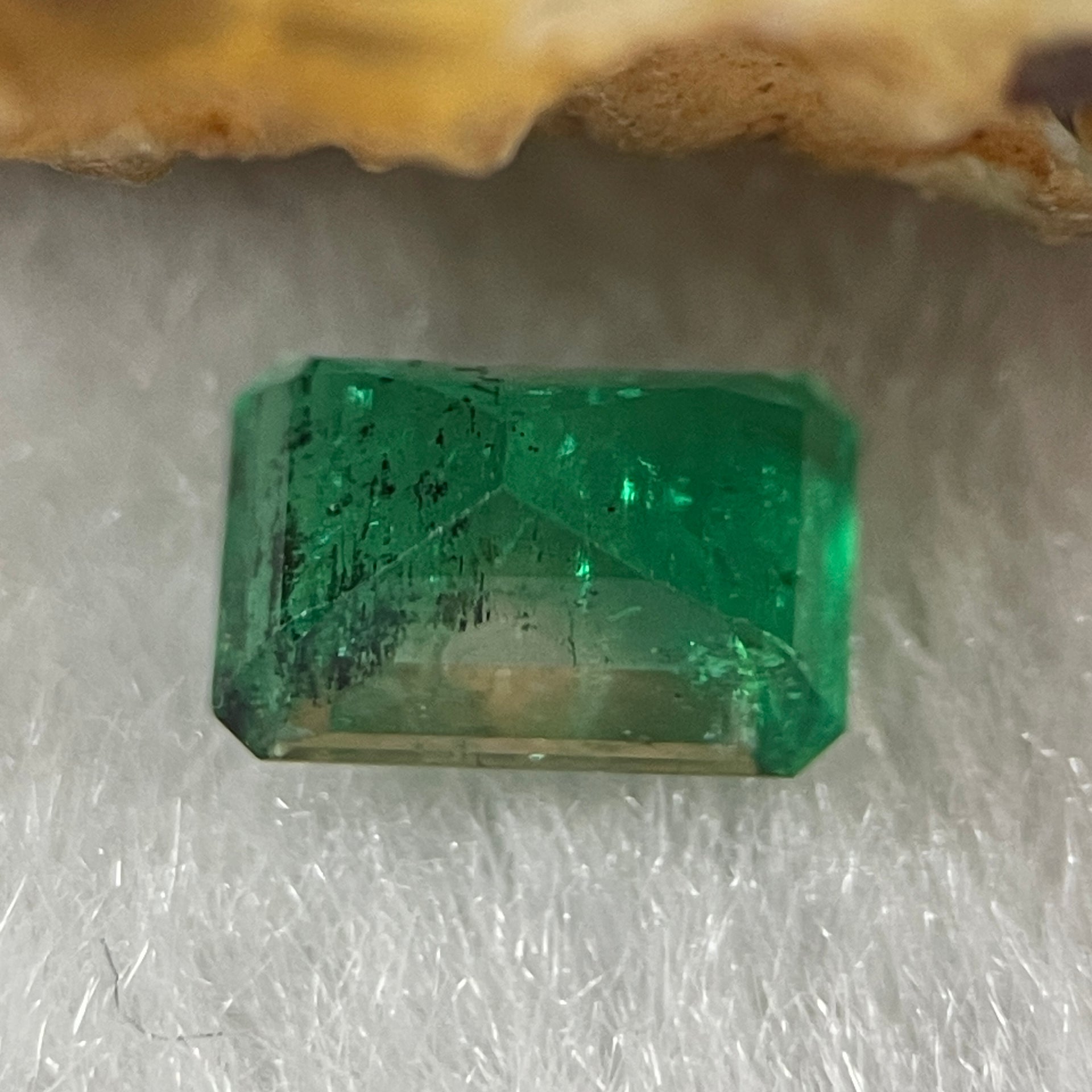 Natural Colombia Green Emerald (Beryl) Cut-Cornered Rectangular step cut 0.81ct 6.5 by 4.5 by 3.6mm - Huangs Jadeite and Jewelry Pte Ltd