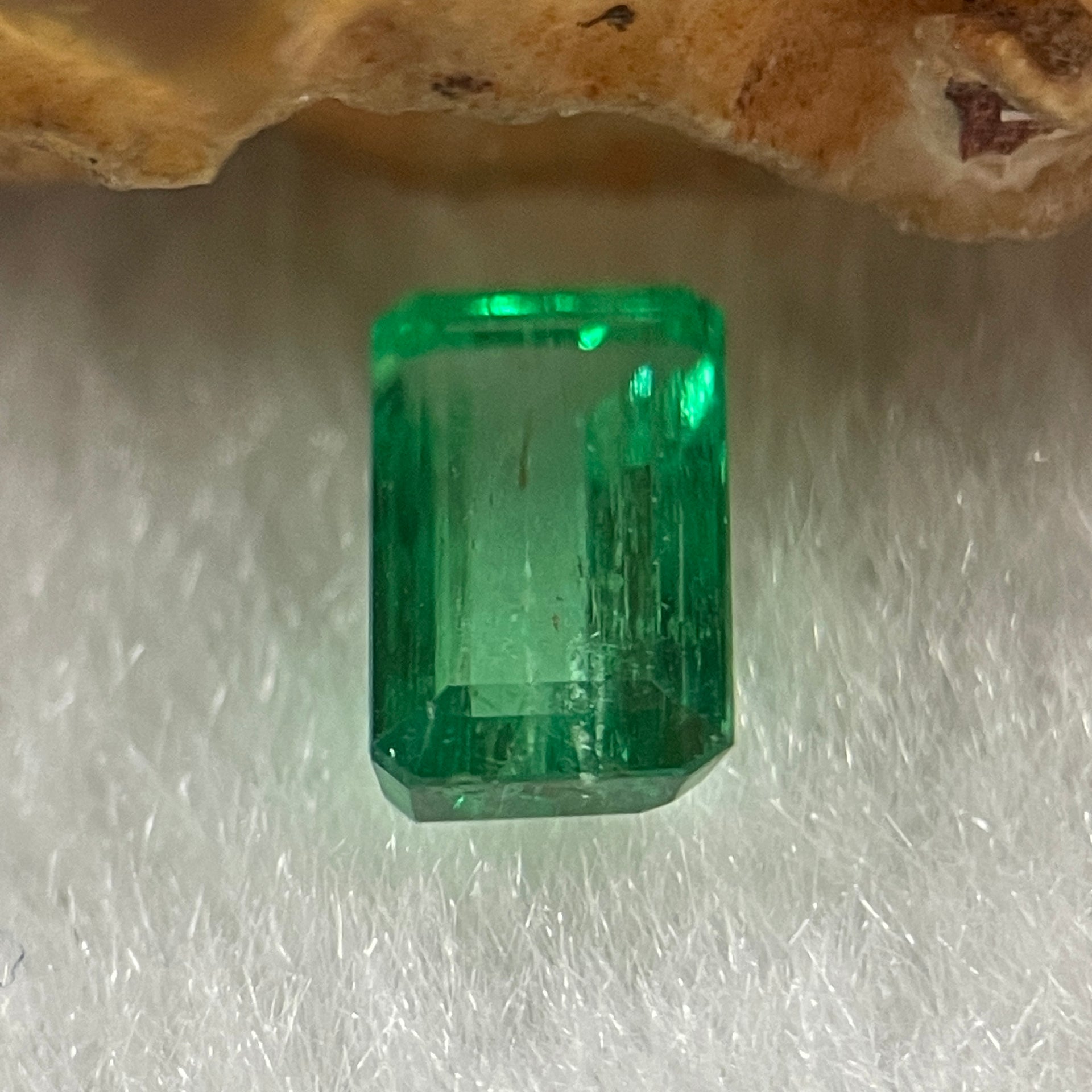 Natural Colombia Green Emerald (Beryl) Cut-Cornered Rectangular step cut 0.84ct 6.9 by 4.2 by 3.1mm - Huangs Jadeite and Jewelry Pte Ltd