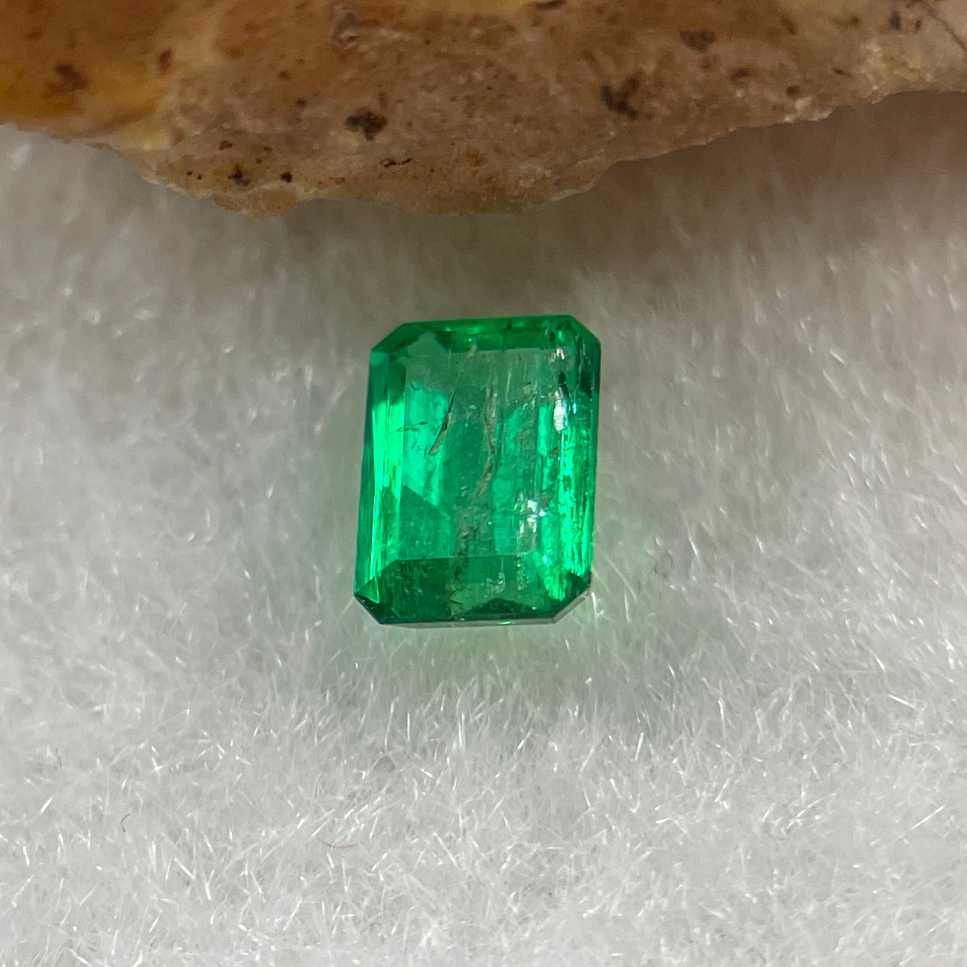 Natural Colombia Vivid Green Emerald (Beryl) Cut-Cornered Rectangular Step cut 0.45ct 5.4 by 3.9 by 2.6mm - Huangs Jadeite and Jewelry Pte Ltd