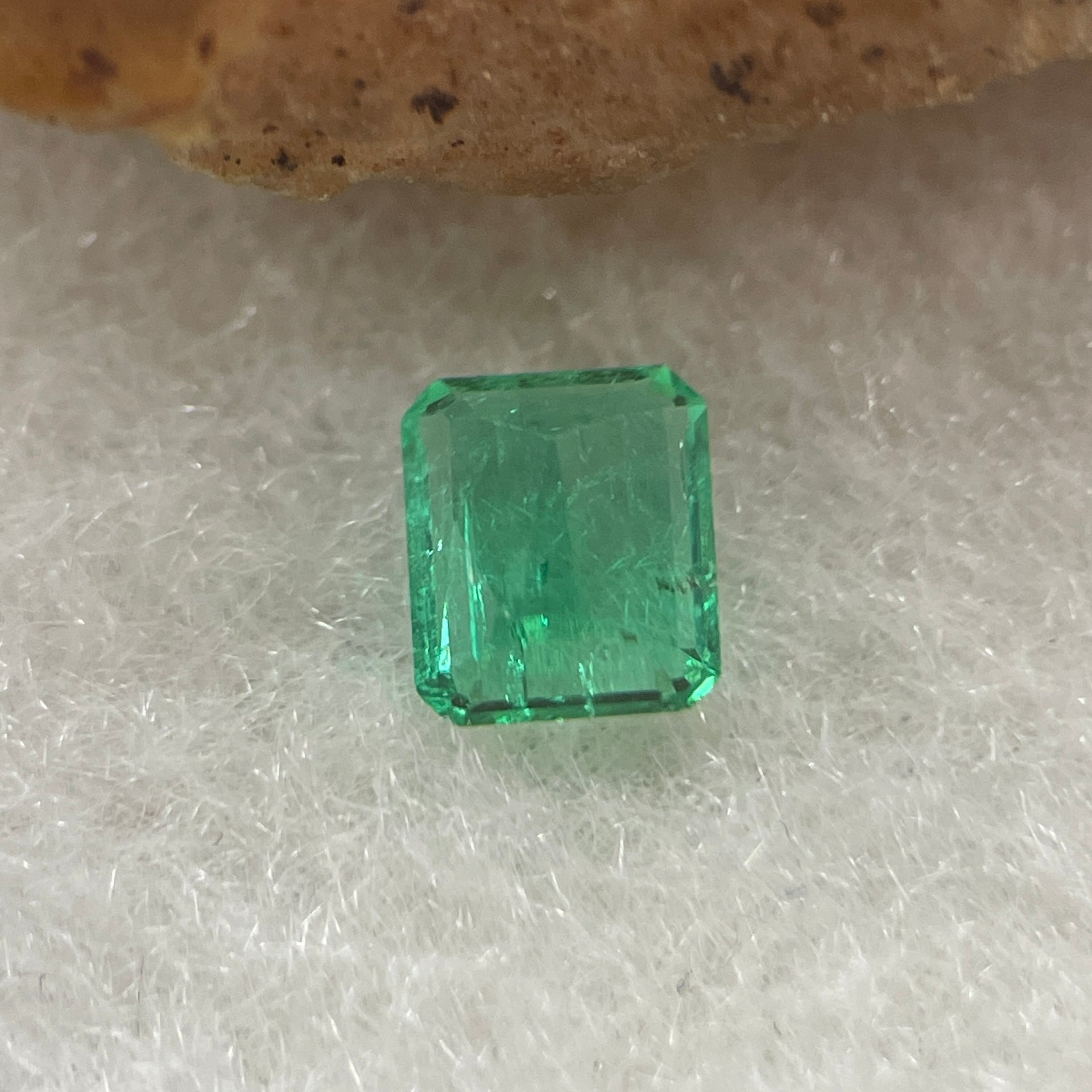 Natural Colombia Vivid Green Emerald (Beryl) Cut-Cornered Rectangular Step cut 0.41ct 4.9 by 4.3 by 2.4mm - Huangs Jadeite and Jewelry Pte Ltd