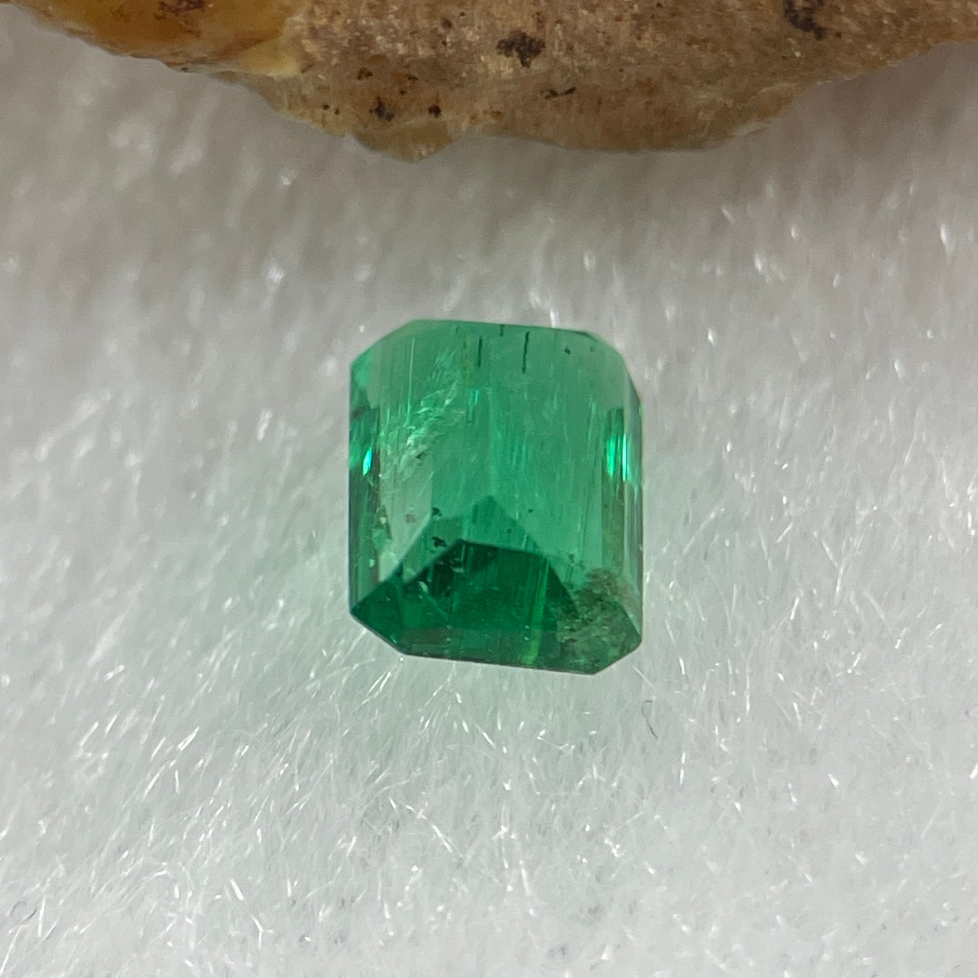 Natural Colombia Vivid Green Emerald (Beryl) Cut-Cornered Rectangular Step cut 0.48ct 5.6 by 4.2 by 2.6mm - Huangs Jadeite and Jewelry Pte Ltd