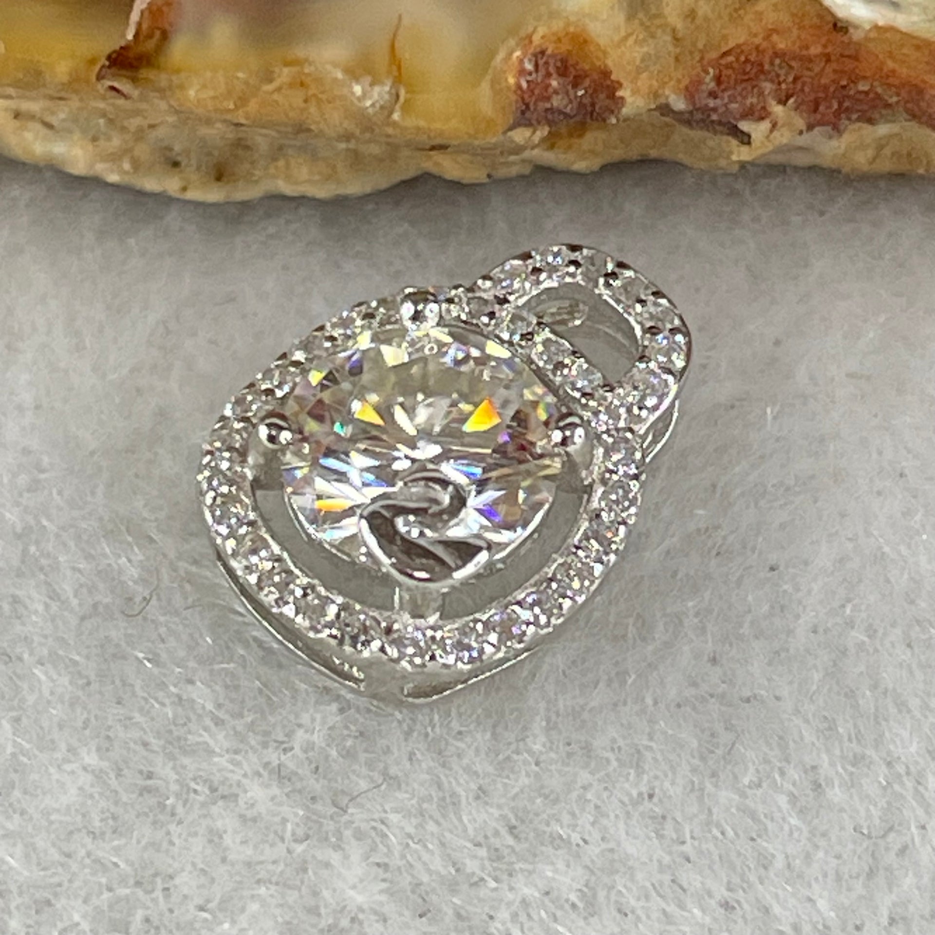1.0 Ct Colourless Round Brilliant Diameter 6.5mm VVS1 Excellent Cut Moissanite Excellent Polish Excellent Symmetry None Florescence in S925 Silver Pendant GRA 218553560 - Huangs Jadeite and Jewelry Pte Ltd
