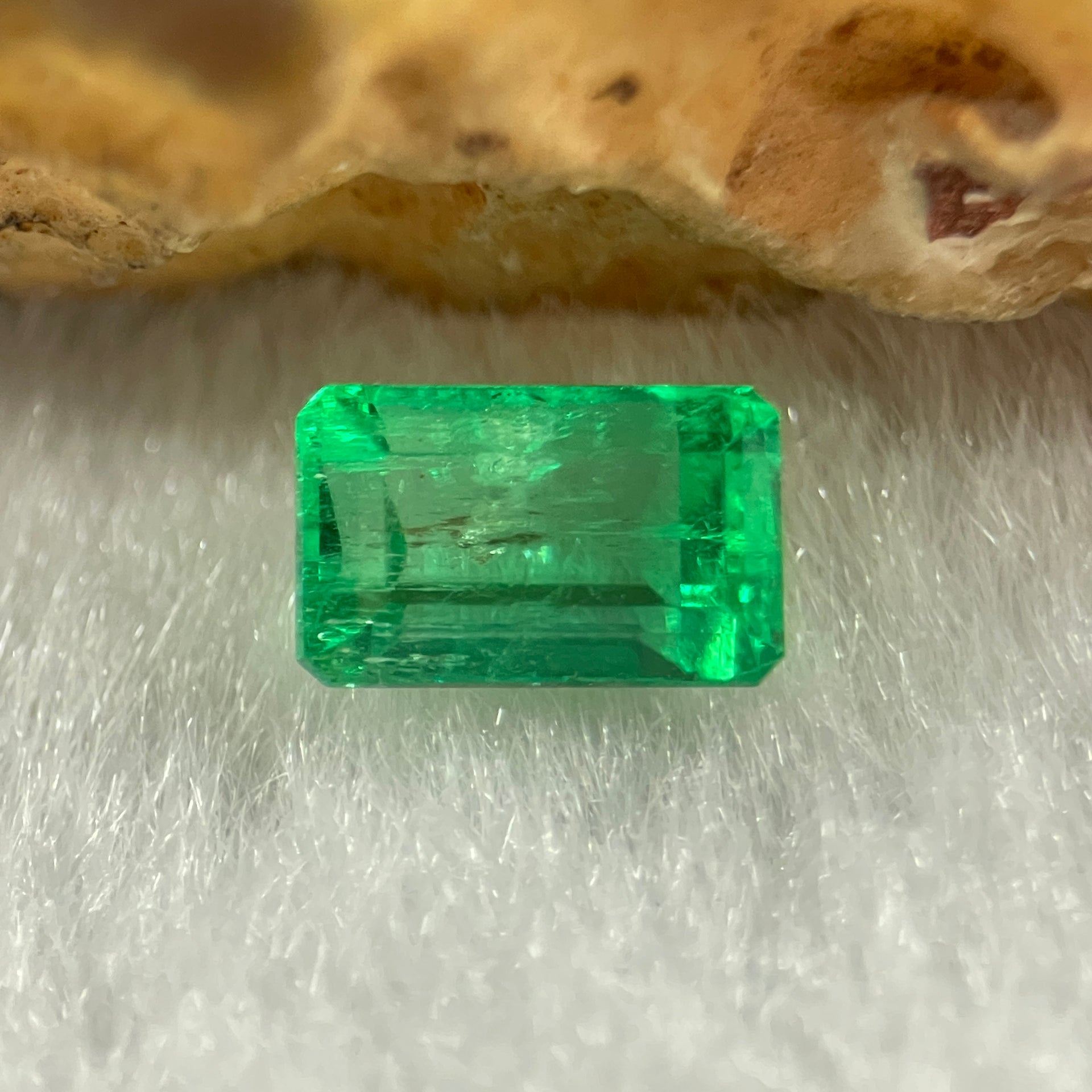 Natural Colombia Green Emerald (Beryl) Cut-Cornered Rectangular step cut 0.80ct 6.4 by 3.9 by 3.6mm - Huangs Jadeite and Jewelry Pte Ltd