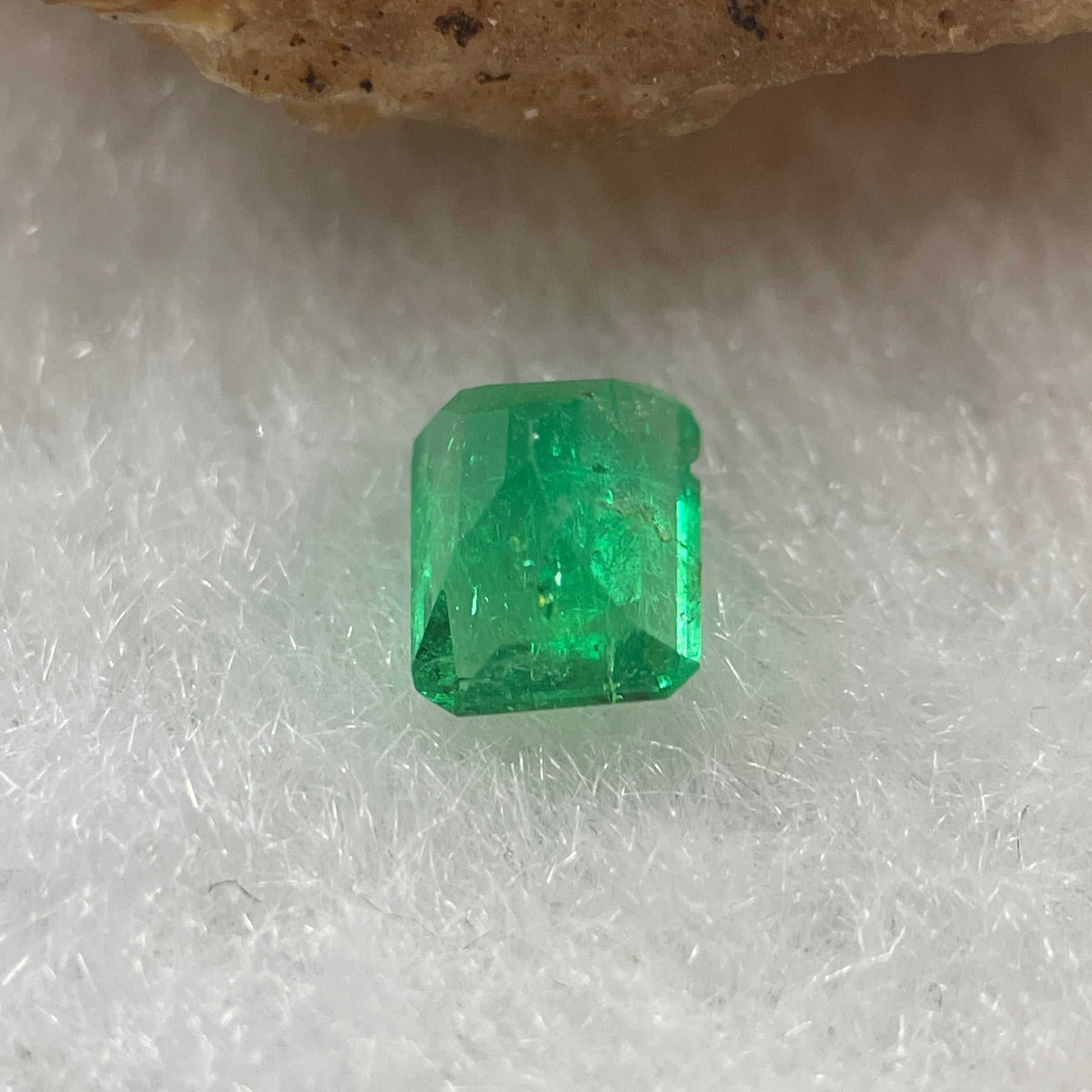 Natural Colombia Vivid Green Emerald (Beryl) Cut-Cornered Rectangular Step cut 0.41ct 5.0 by 4.1 by 2.9mm - Huangs Jadeite and Jewelry Pte Ltd