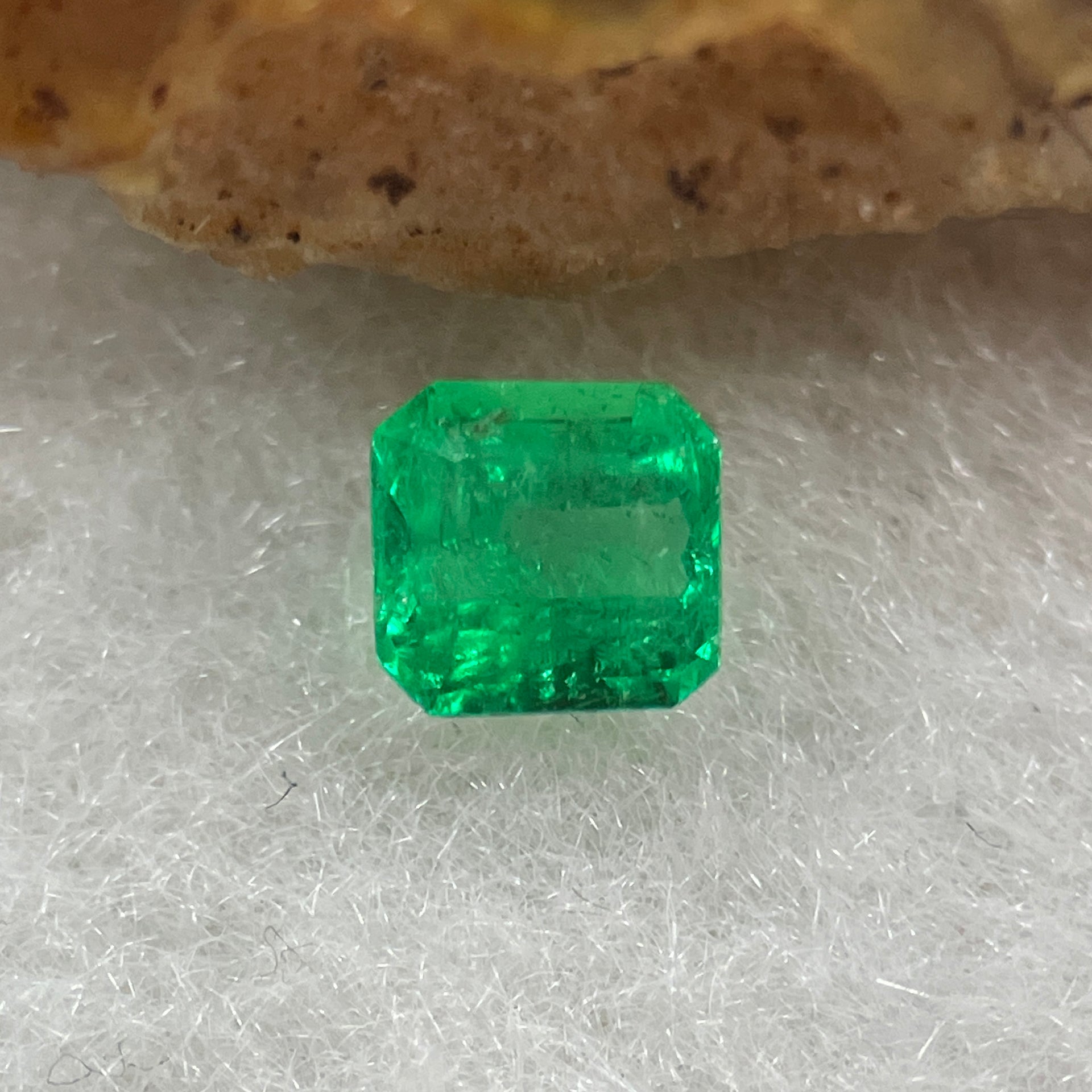 Natural Colombia Vivid Green Emerald (Beryl) Cut-Cornered Rectangular Step cut 0.44ct 4.8 by 4.6 by 2.9mm - Huangs Jadeite and Jewelry Pte Ltd