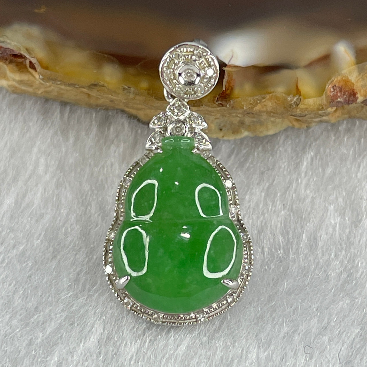 Certified Natural Type A Intense Full Green Jadeite Hulu Pendant in 18K AU750 White Gold and Diamonds 1.91g 13.8 by 10.1 by 3.0mm