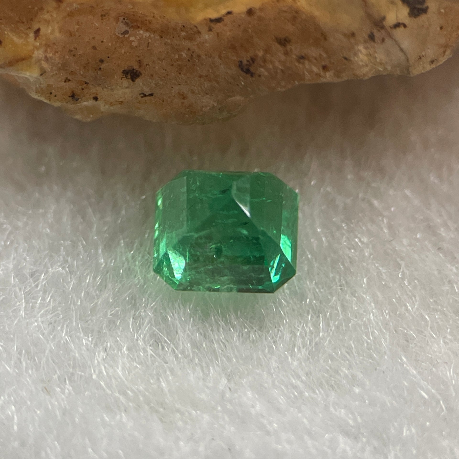 Natural Colombia Green Emerald (Beryl) Cut-Cornered Rectangular step cut 0.66ct 5.2 by 4.6 by 3.9mm - Huangs Jadeite and Jewelry Pte Ltd