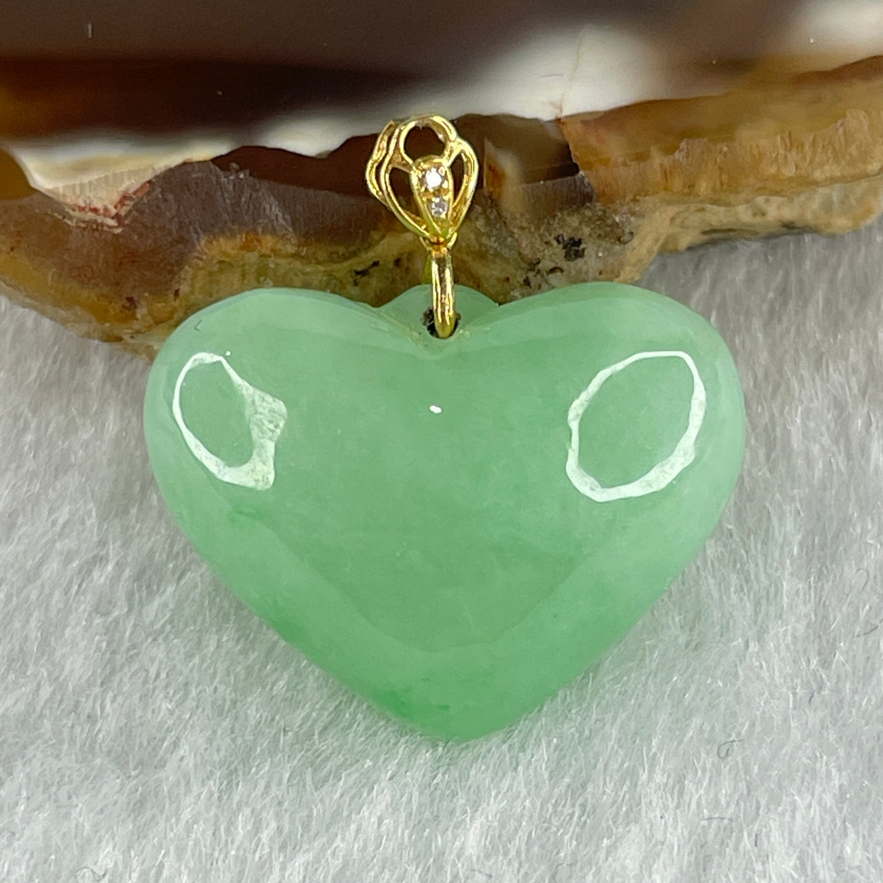 Natural Type A Apple Green Jadeite Heart Shape Pendant in 18K AU750 Yellow Gold 4.39g 14.4 by 19.2 by 9.3mm