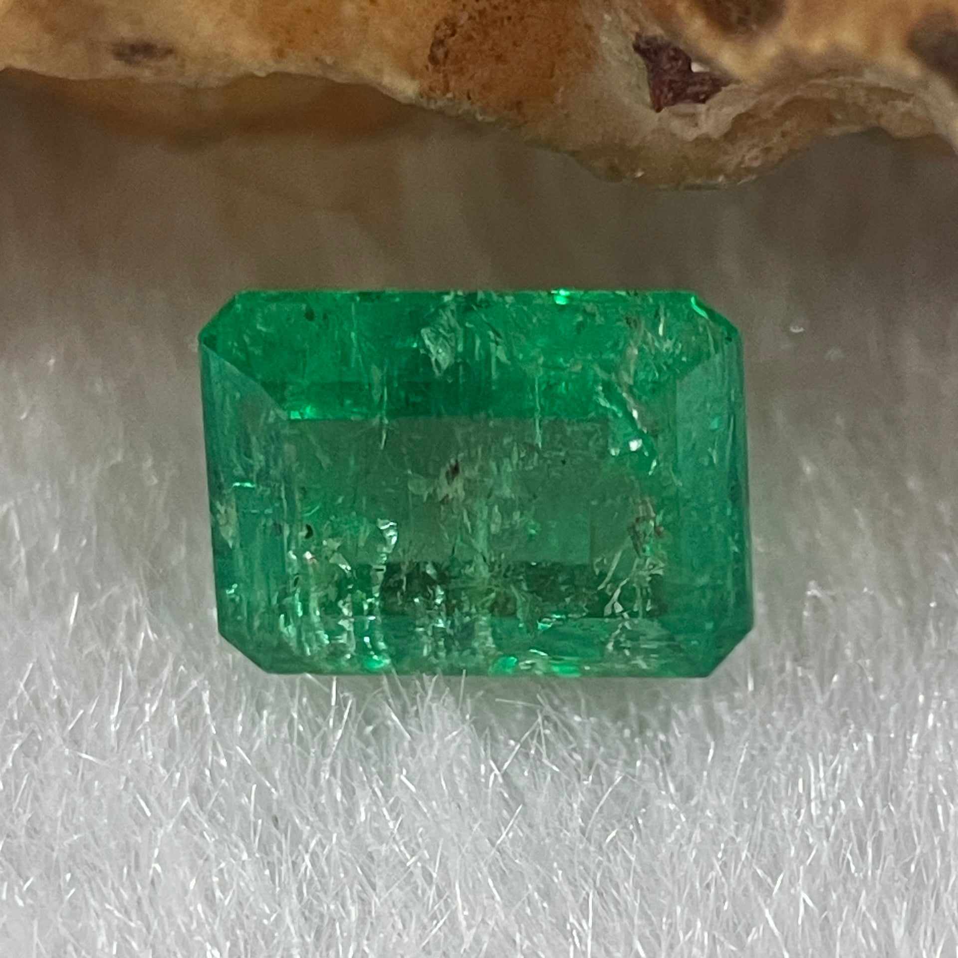 Natural Colombia Green Emerald (Beryl) Cut-Cornered Rectangular step cut 0.89ct 6.4 by 4.8 by 3.5mm - Huangs Jadeite and Jewelry Pte Ltd