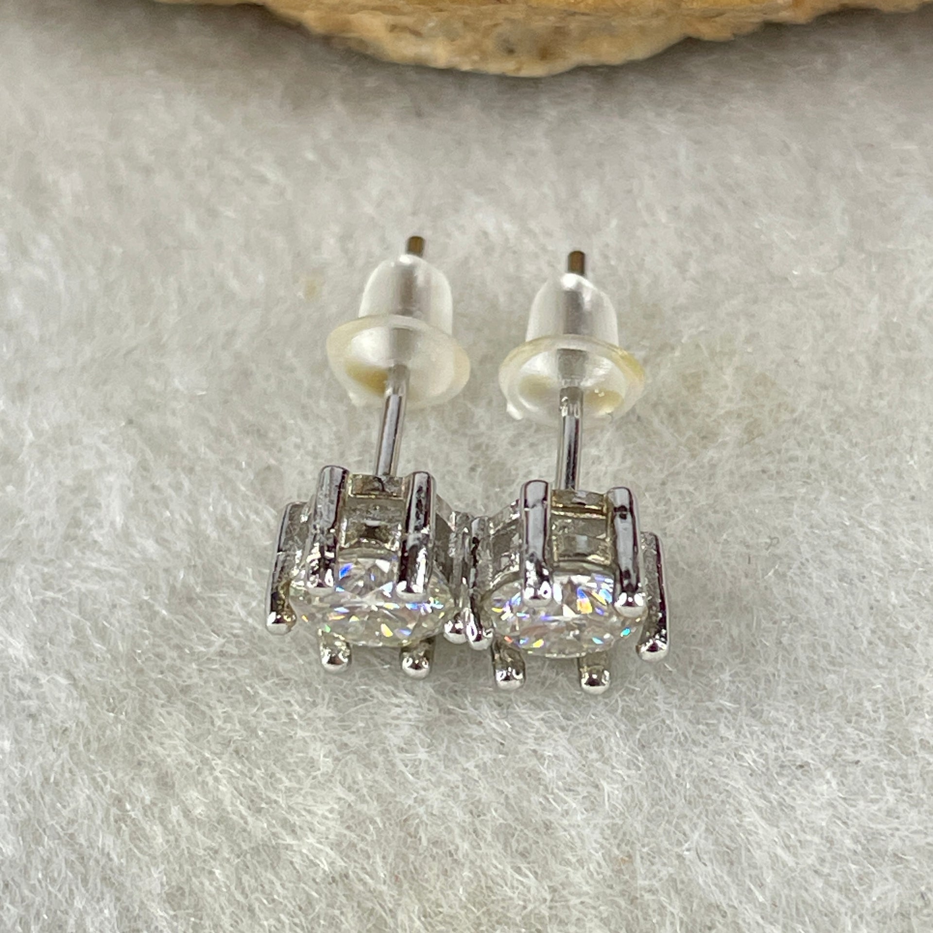 0.5 Ct Colourless Round Brilliant Diameter 5.0mm D VVS1 Excellent Cut Excellent Polish Excellent Symmetry None Florescence Moissanite in S925 Silver Earrings GRA 218444639 - Huangs Jadeite and Jewelry Pte Ltd