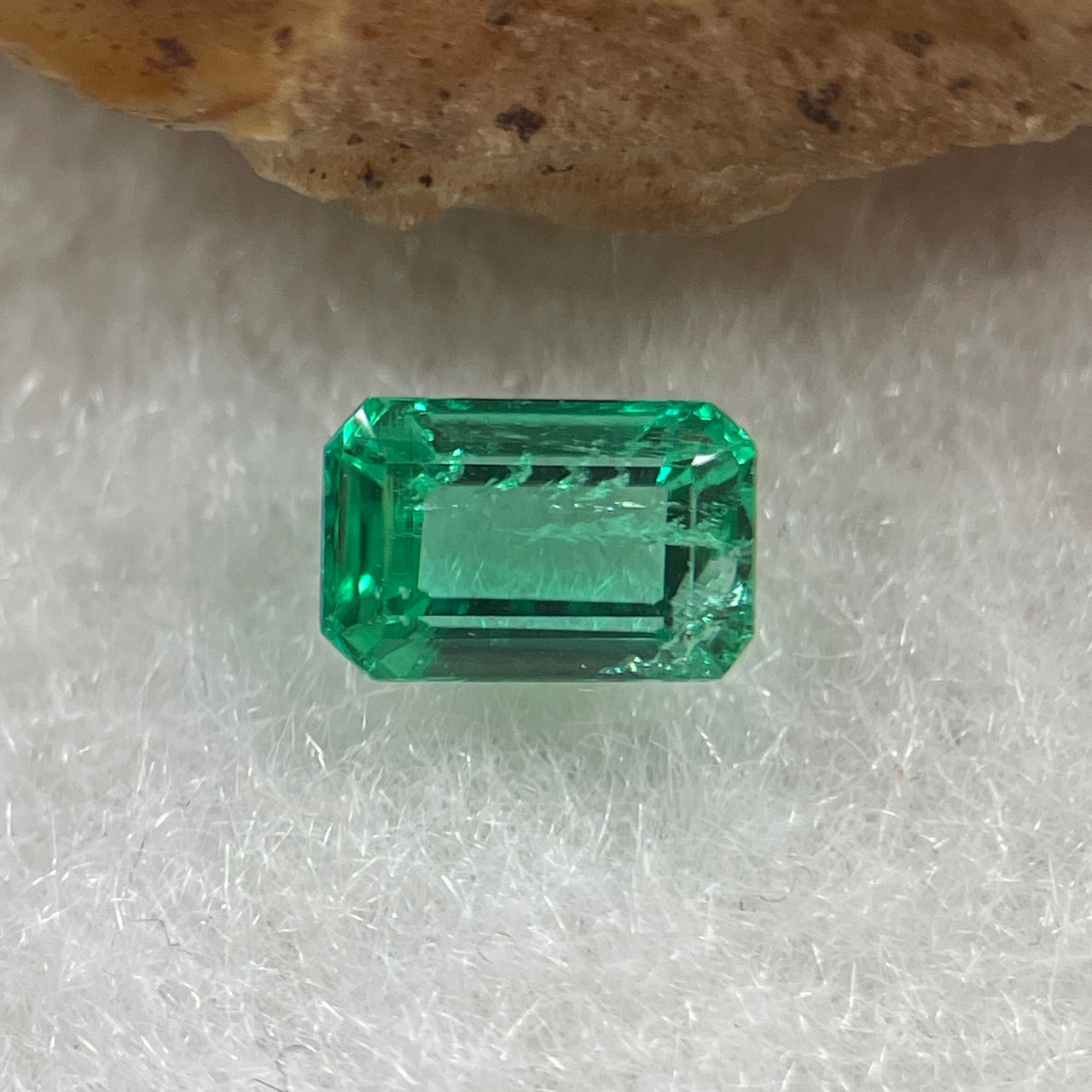 Natural Colombia Vivid Green Emerald (Beryl) Cut-Cornered Rectangle Step cut 0.49ct 5.8 by 3.8 by 2.6mm - Huangs Jadeite and Jewelry Pte Ltd