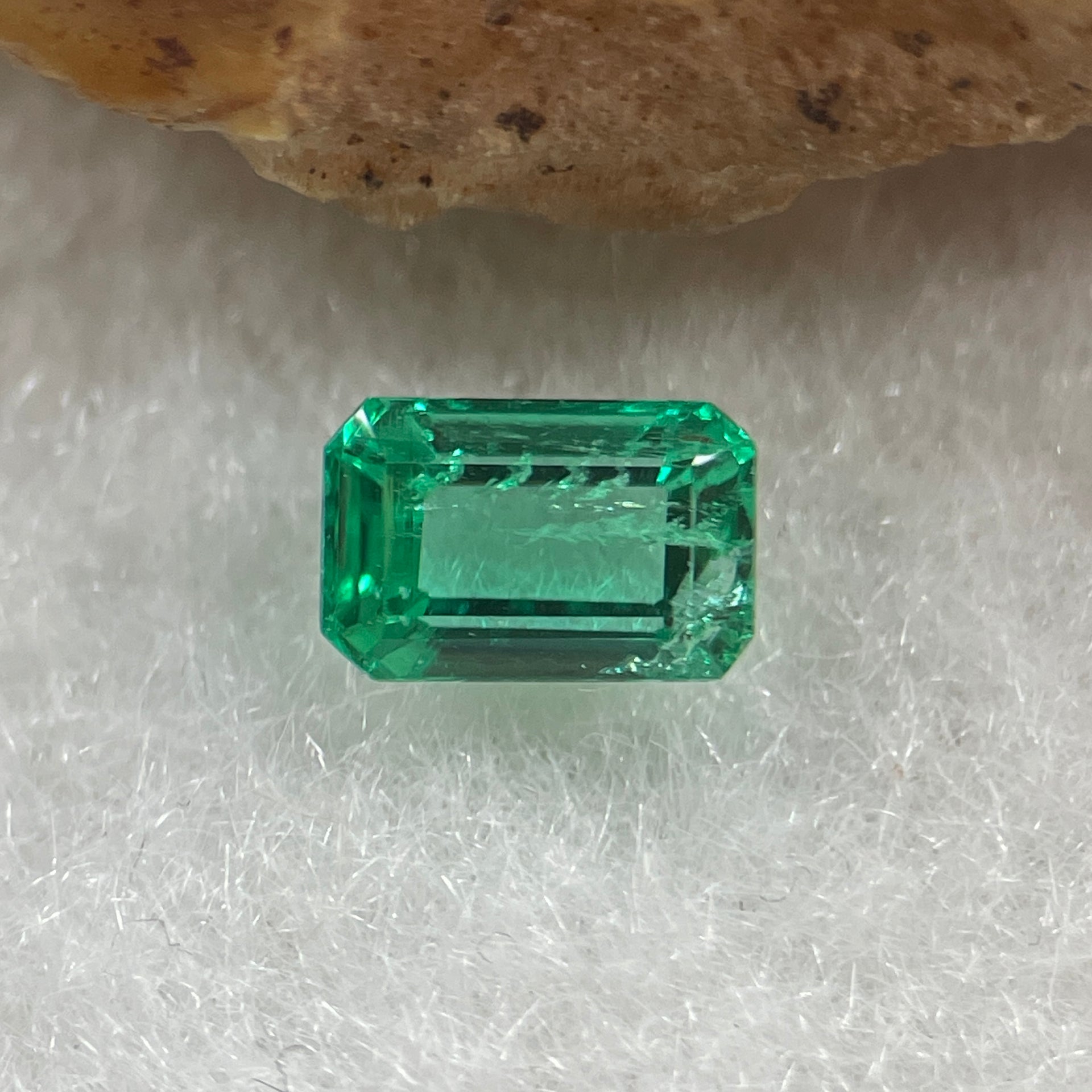 Natural Colombia Vivid Green Emerald (Beryl) Cut-Cornered Rectangle Step cut 0.49ct 5.8 by 3.8 by 2.6mm - Huangs Jadeite and Jewelry Pte Ltd