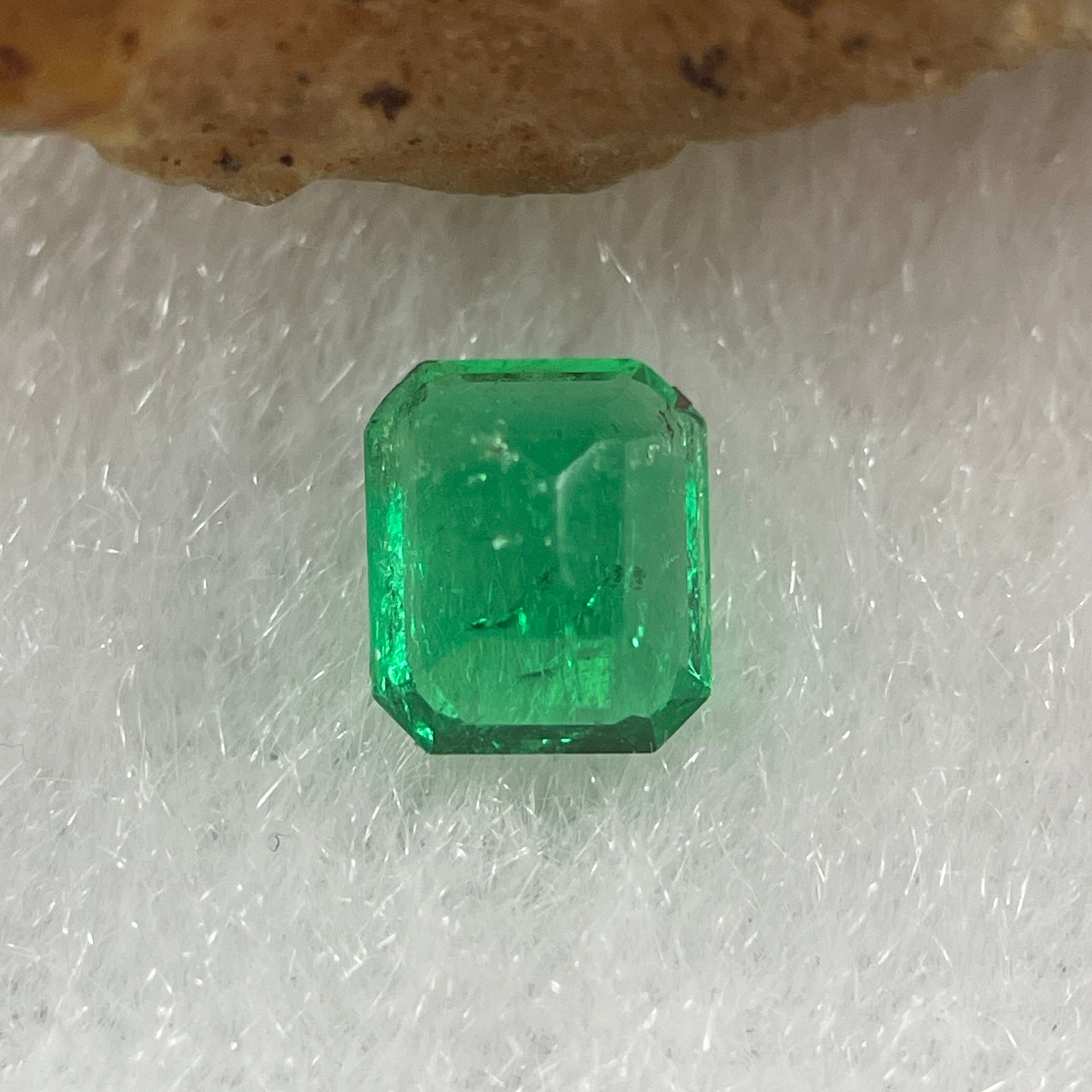 Natural Colombia Vivid Green Emerald (Beryl) Cut-Cornered Rectangular Step cut 0.48ct 5.2 by 4.5 by 2.8mm - Huangs Jadeite and Jewelry Pte Ltd