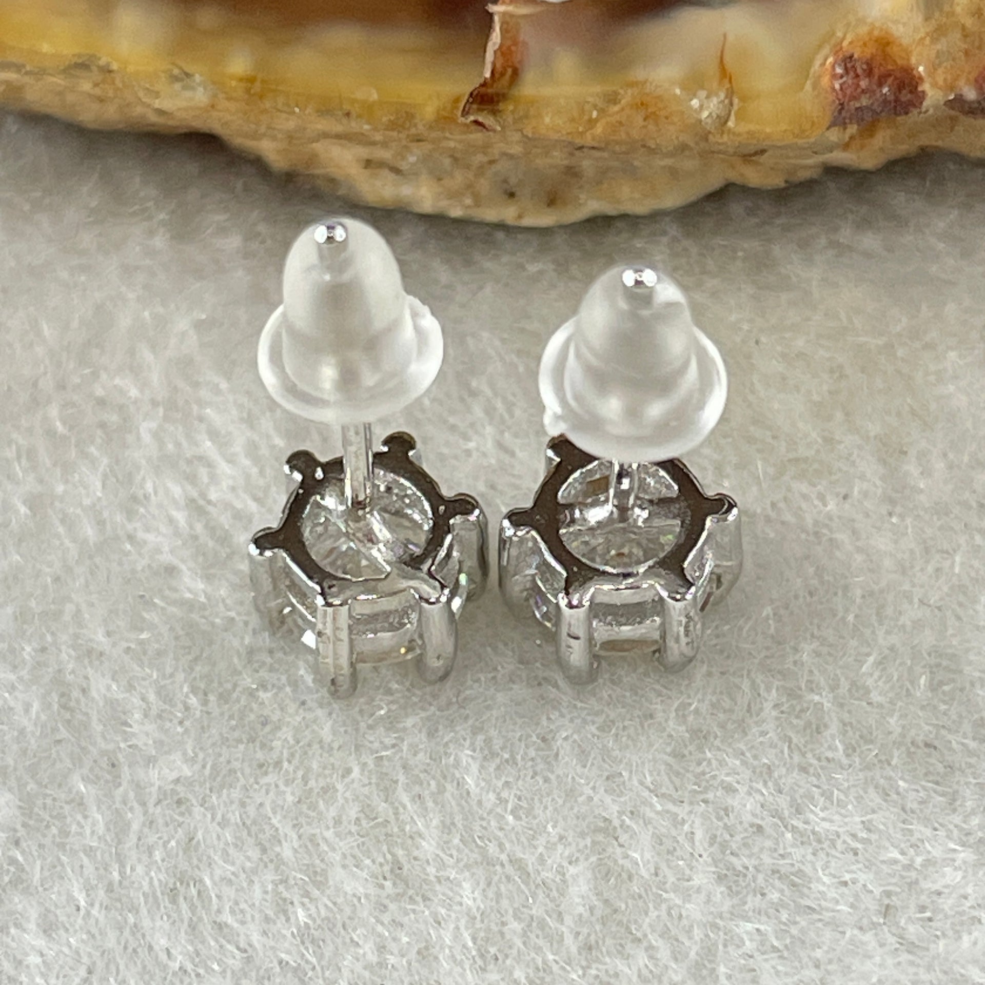 0.5 Ct Colourless Round Brilliant Diameter 5.0mm D VVS1 Excellent Cut Excellent Polish Excellent Symmetry None Florescence Moissanite in S925 Silver Earrings GRA 218444635 - Huangs Jadeite and Jewelry Pte Ltd