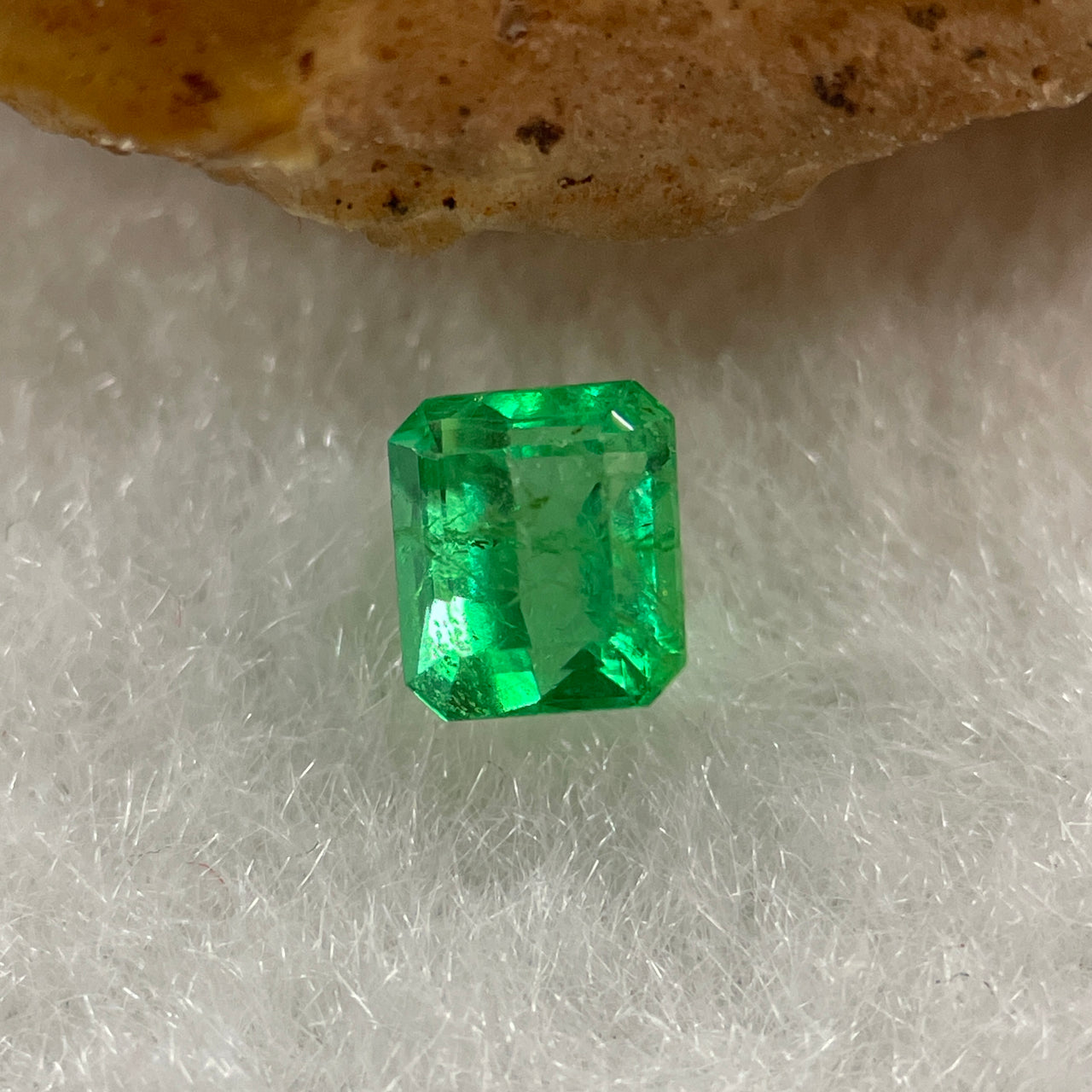 Natural Colombia Vivid Green Emerald (Beryl) Cut-Cornered Rectangular Step cut 0.42ct 4.6 by 4.1 by 3.0mm - Huangs Jadeite and Jewelry Pte Ltd