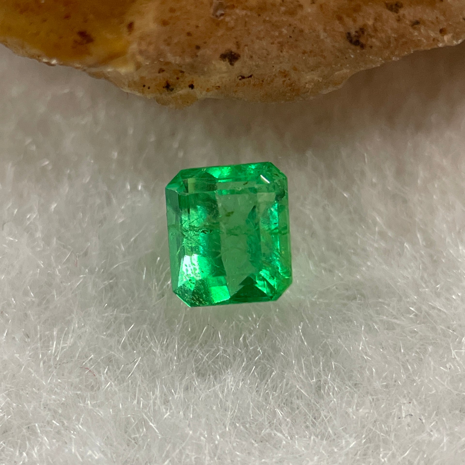 Natural Colombia Vivid Green Emerald (Beryl) Cut-Cornered Rectangular Step cut 0.42ct 4.6 by 4.1 by 3.0mm - Huangs Jadeite and Jewelry Pte Ltd