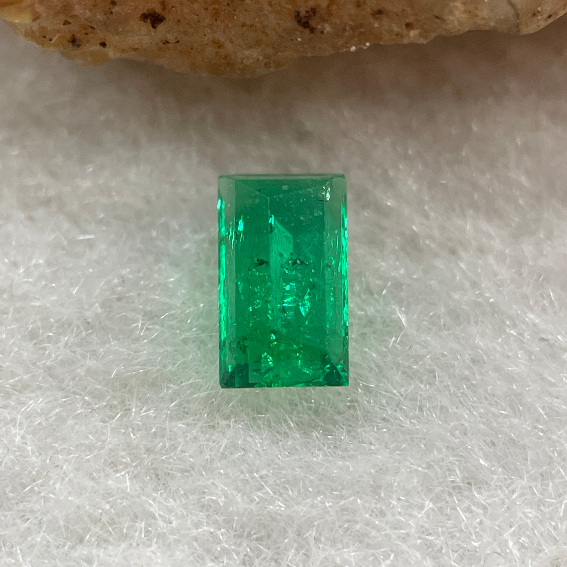 Natural Colombia Vivid Green Emerald (Beryl) Cut-Cornered Rectangular Step cut 0.46ct 6.0 by 3.5 by 2.4mm - Huangs Jadeite and Jewelry Pte Ltd