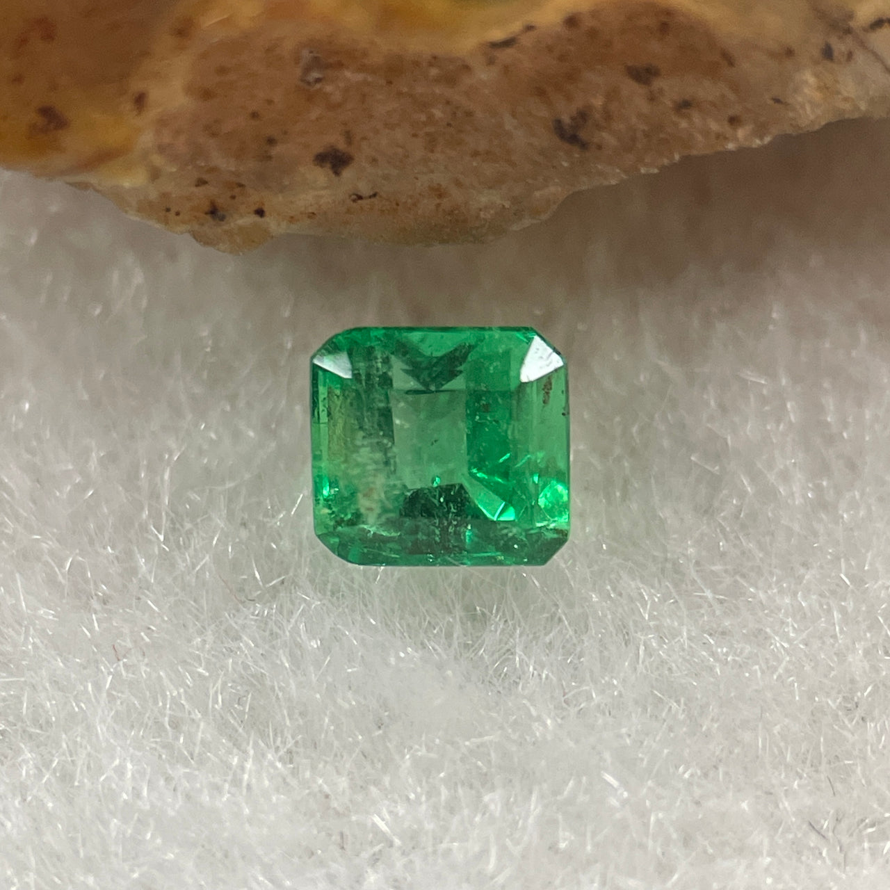 Natural Colombia Vivid Green Emerald (Beryl) Cut-Cornered Square Step cut 0.40ct 4.3 by 4.1 by 3.2mm - Huangs Jadeite and Jewelry Pte Ltd