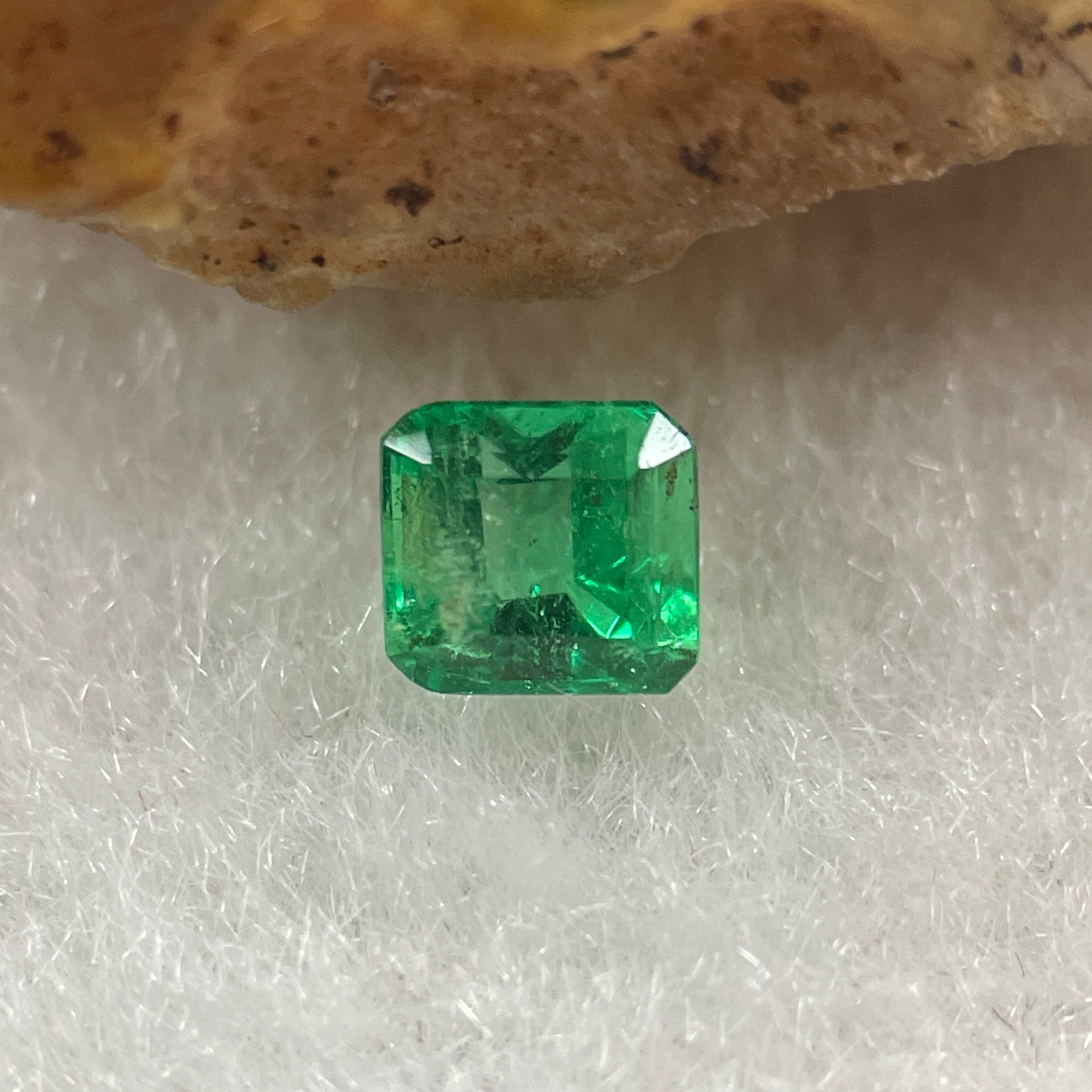 Natural Colombia Vivid Green Emerald (Beryl) Cut-Cornered Square Step cut 0.40ct 4.3 by 4.1 by 3.2mm - Huangs Jadeite and Jewelry Pte Ltd