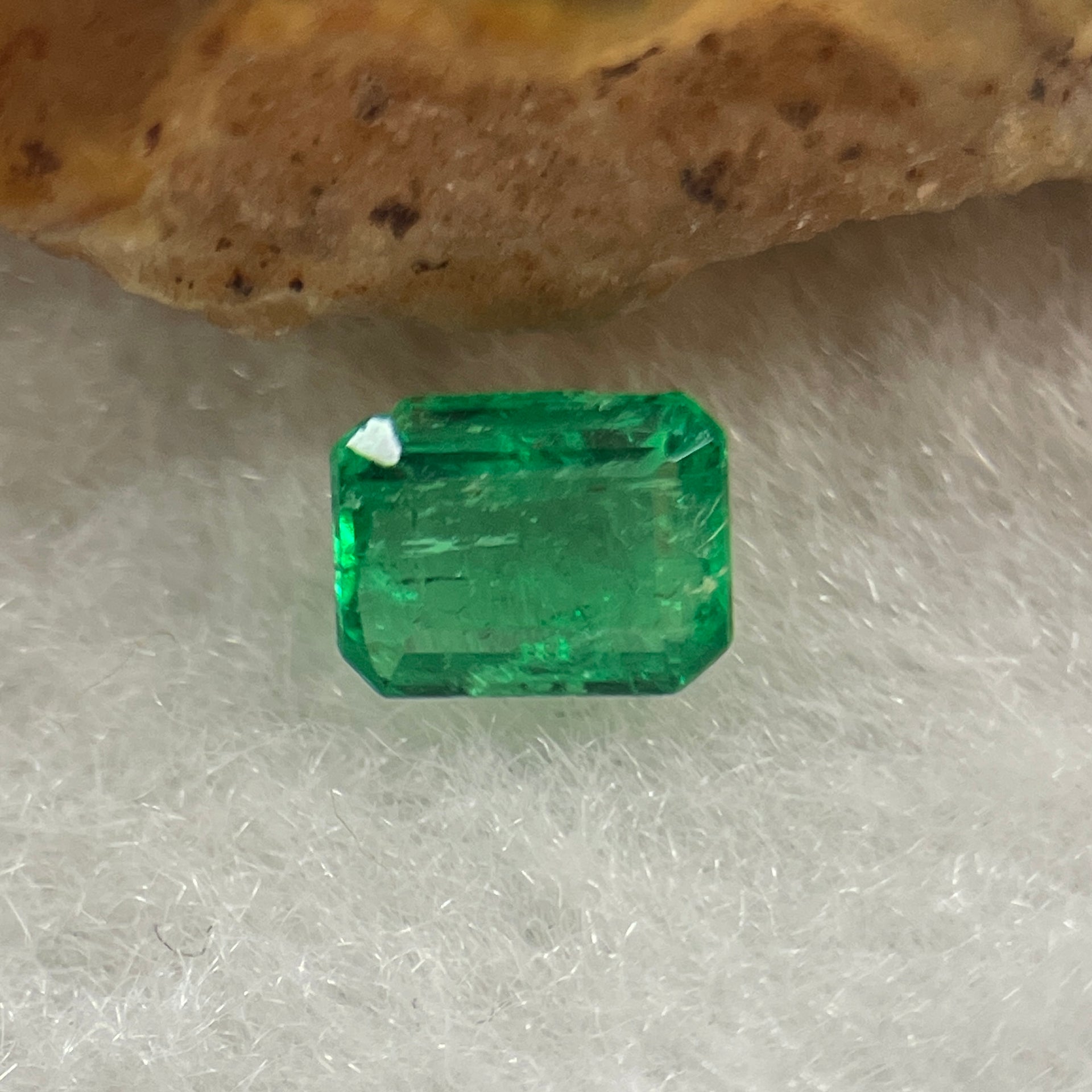 Natural Colombia Vivid Green Emerald (Beryl) Cut-Cornered Rectangular Step cut 0.40ct 5.2 by 3.5 by 2.4mm - Huangs Jadeite and Jewelry Pte Ltd