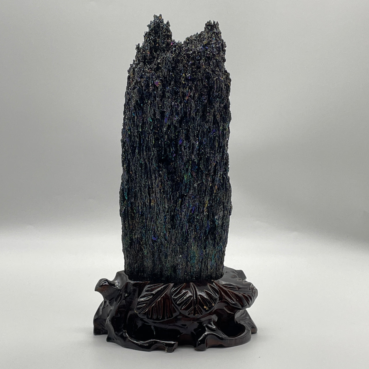 Natural Black Moissanite Rough Specimen | Custom Wooden Display Stand | Massive 1,952.6g Interstellar Mineral Crust | Avant-Garde "Cosmic Shield" Raw Geological Specimen (150.0x120.0x285.0mm)
