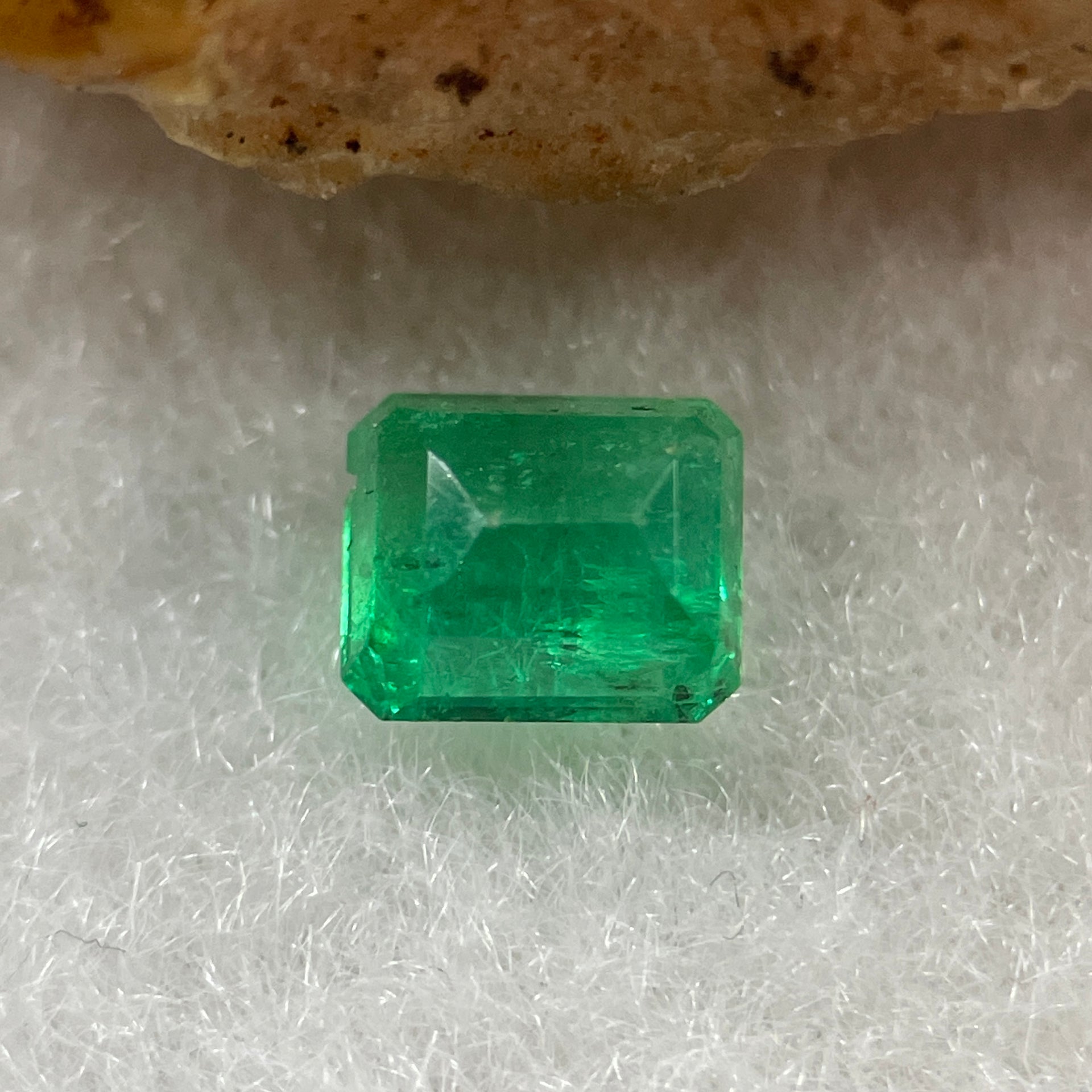 Natural Colombia Vivid Green Emerald (Beryl) Cut-Cornered Rectangle Step cut 0.49ct 5.0 by 4.3 by 2.7mm - Huangs Jadeite and Jewelry Pte Ltd