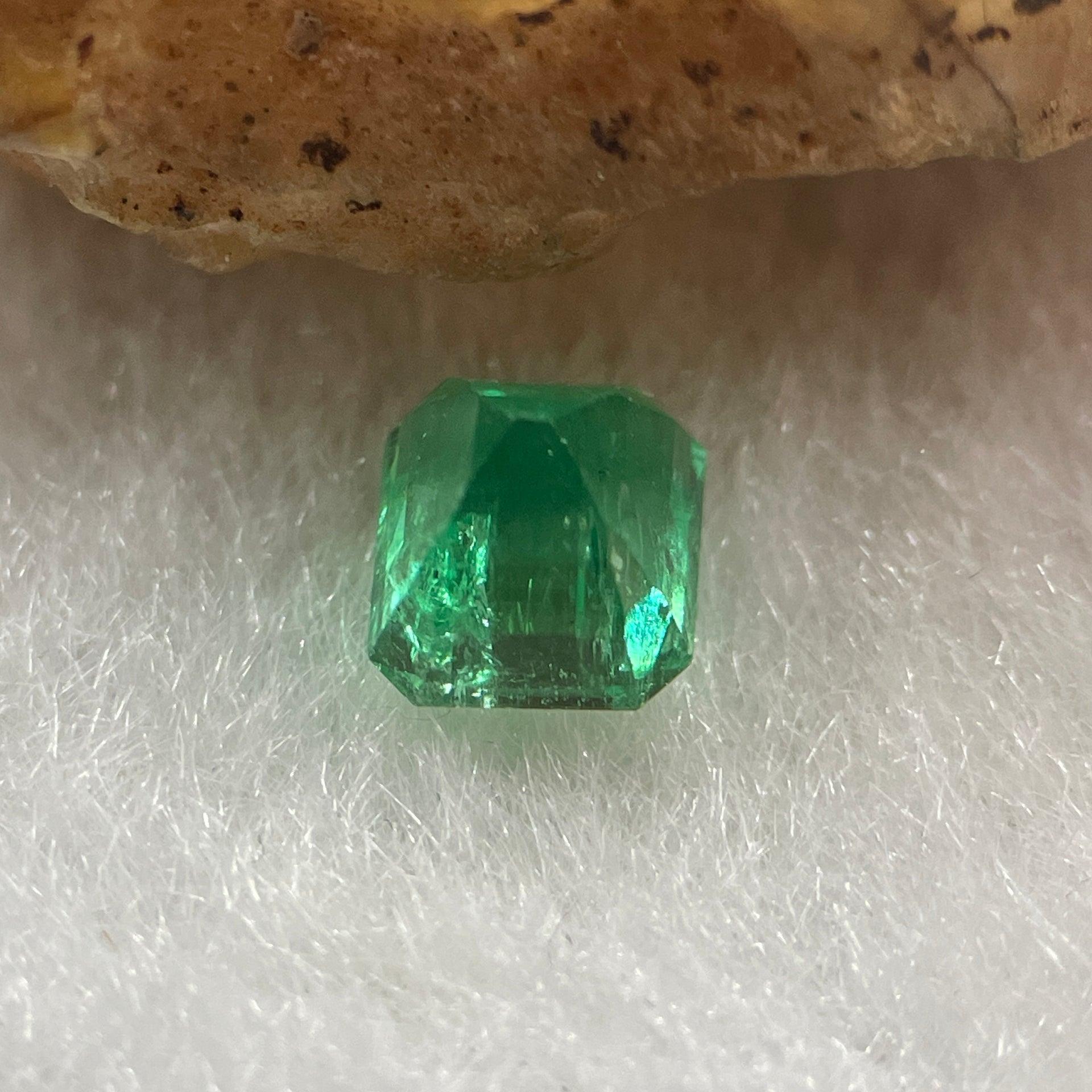 Natural Colombia Green Emerald (Beryl) Cut-Cornered Rectangular step cut 0.66ct 5.2 by 4.6 by 3.9mm - Huangs Jadeite and Jewelry Pte Ltd