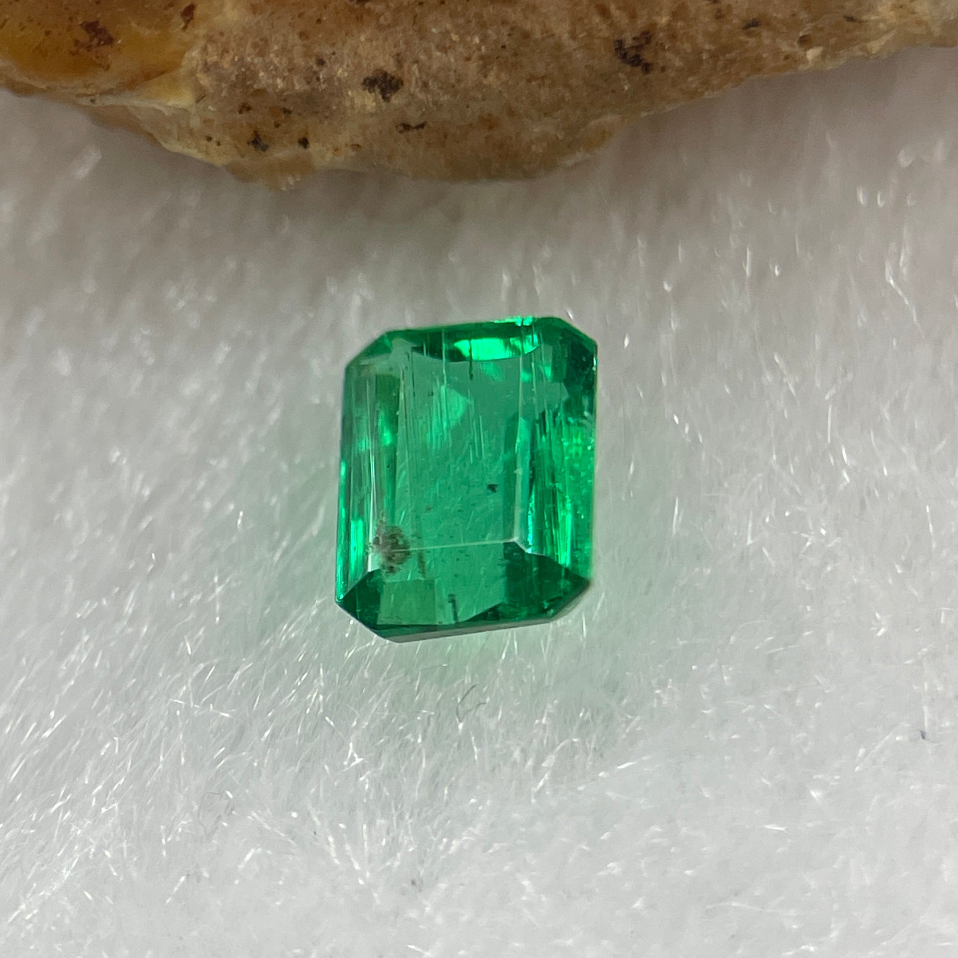 Natural Colombia Vivid Green Emerald (Beryl) Cut-Cornered Rectangular Step cut 0.48ct 5.6 by 4.2 by 2.6mm - Huangs Jadeite and Jewelry Pte Ltd