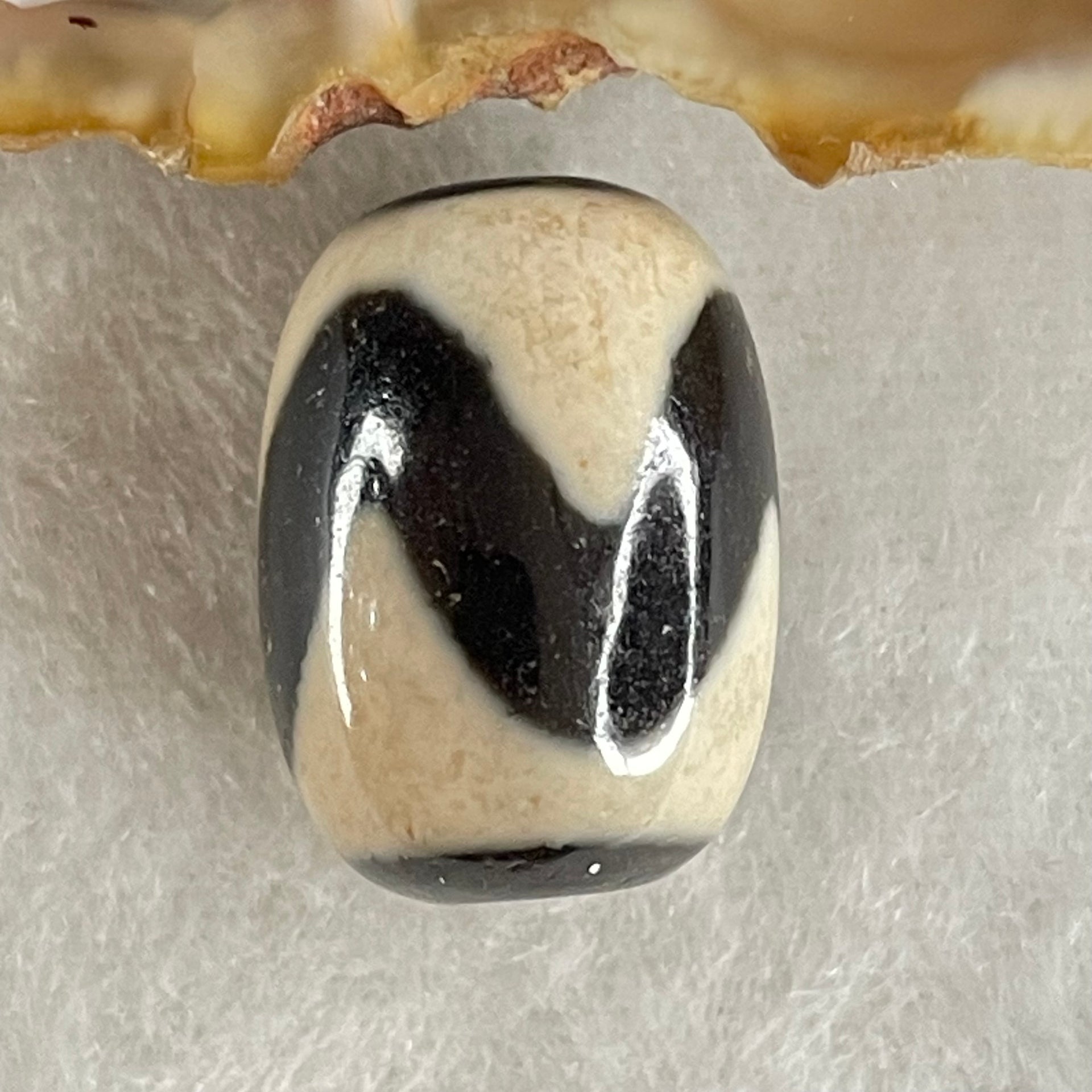 Natural Powerful Tibetan Old Oily Agate Tiger Tooth Daluo Dzi Bead Heavenly Master (Tian Zhu) 虎呀天诛 4.76g 17.8 by 13.1mm - Huangs Jadeite and Jewelry Pte Ltd