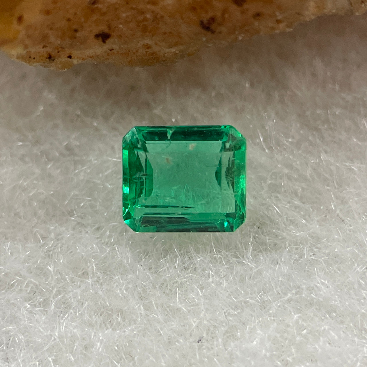 Natural Colombia Vivid Green Emerald (Beryl) Cut-Cornered Rectangular Step cut 0.41ct 4.9 by 4.3 by 2.4mm - Huangs Jadeite and Jewelry Pte Ltd