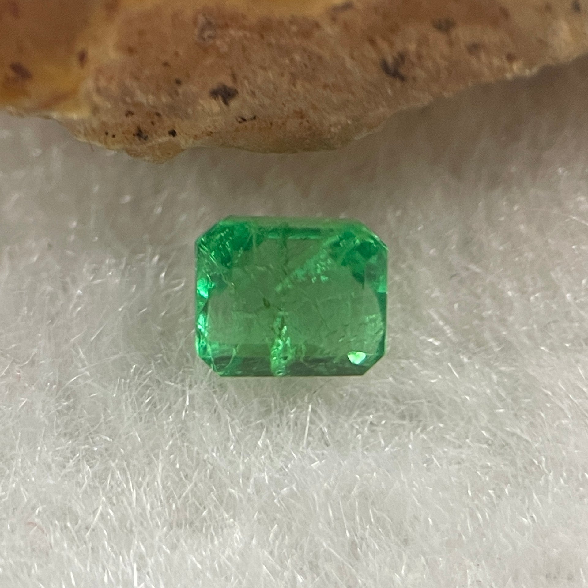 Natural Colombia Vivid Green Emerald (Beryl) Cut-Cornered Rectangular Step cut 0.42ct 4.6 by 4.1 by 3.0mm - Huangs Jadeite and Jewelry Pte Ltd