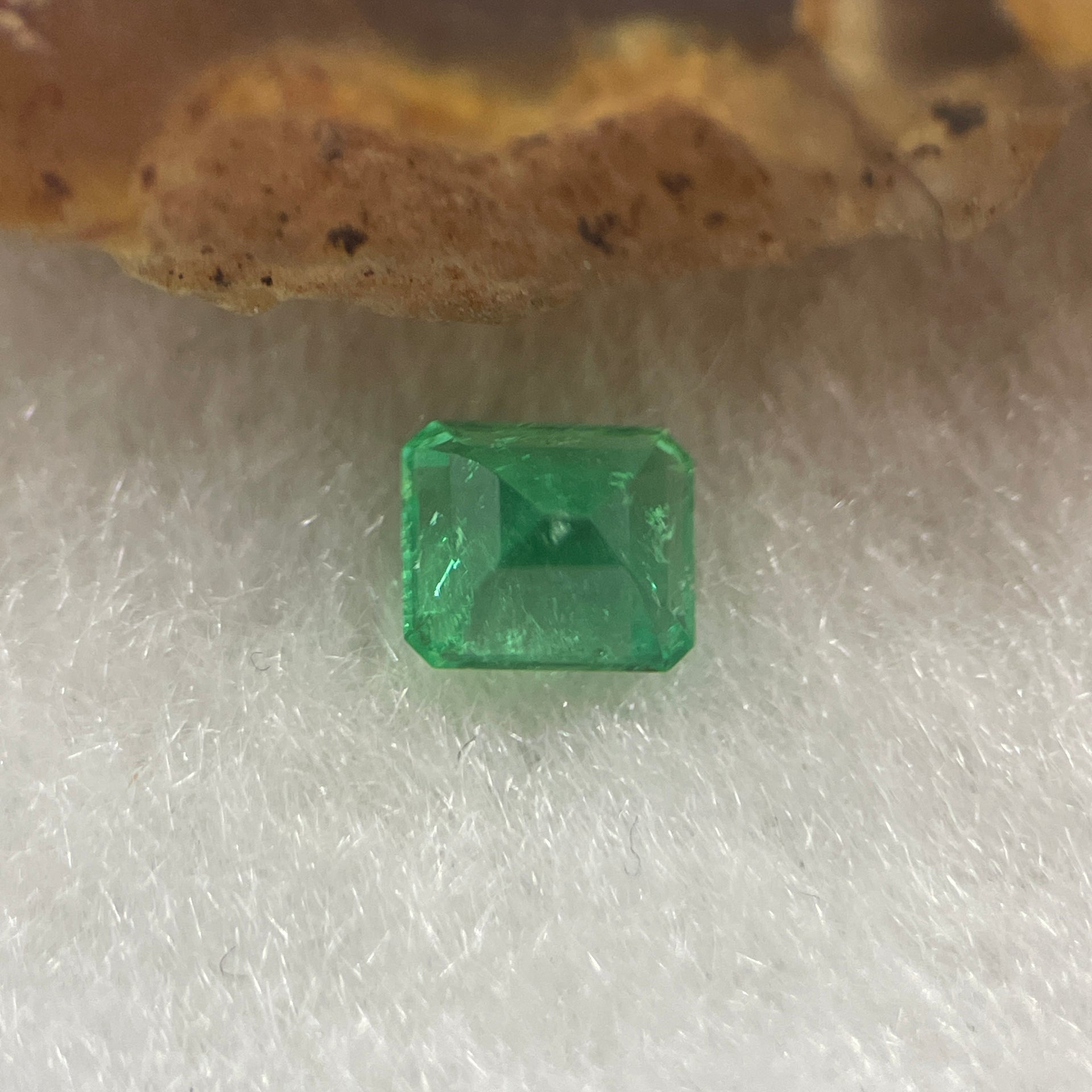 Natural Colombia Green Emerald (Beryl) Cut-Cornered Rectangular step cut 0.53ct 4.9 by 4.2 by 3.7mm - Huangs Jadeite and Jewelry Pte Ltd