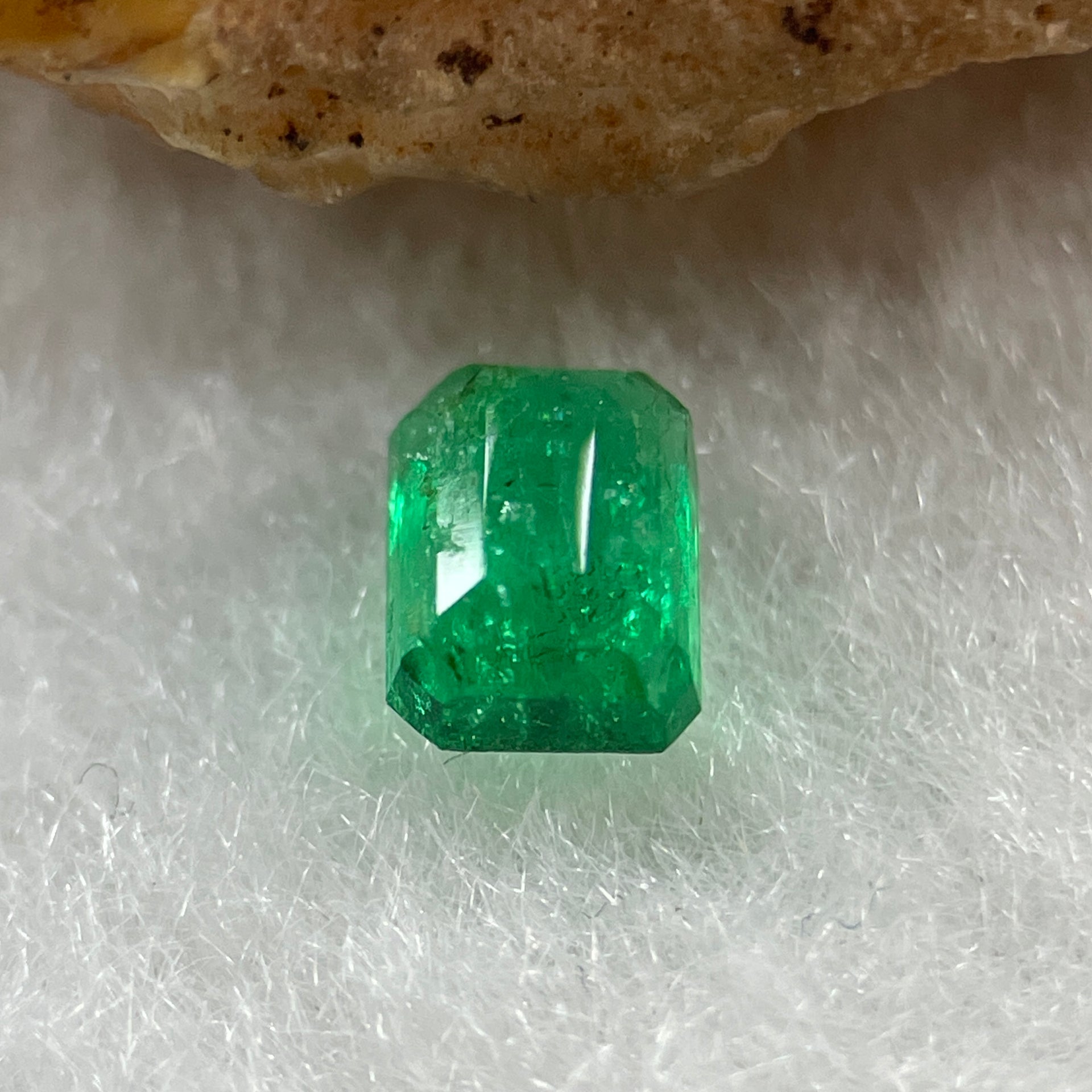 Natural Colombia Vivid Green Emerald (Beryl) Cut-Cornered Rectangular Step cut 0.43ct 4.9 by 3.8 by 2.6mm - Huangs Jadeite and Jewelry Pte Ltd