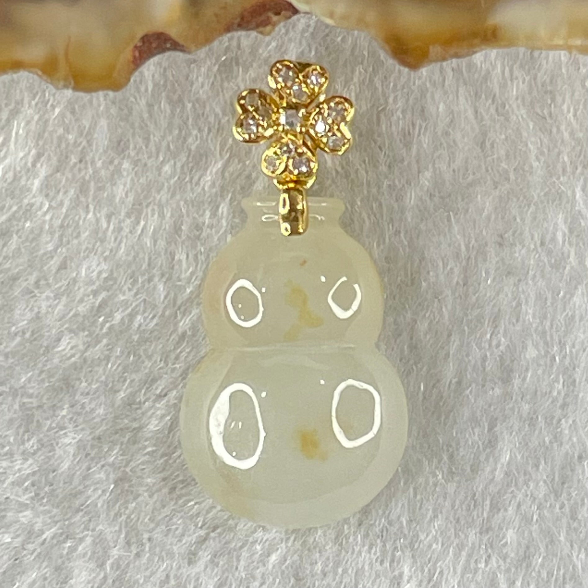 Type A Faint Lavender with Yellow Spots Jadeite Hulu with Diamonds in 18K AU750 Yellow Gold Four Leaf Clover Pendant 1.94g 15.8 by 10.9 by 5.0mm - Huangs Jadeite and Jewelry Pte Ltd