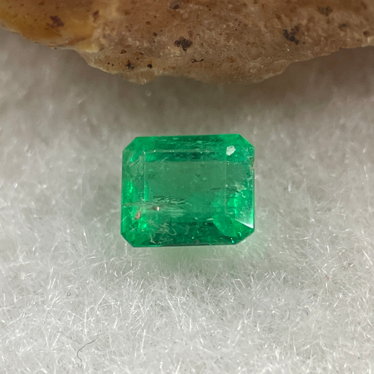 Natural Colombia Vivid Green Emerald (Beryl) Cut-Cornered Rectangle Step cut 0.49ct 5.0 by 4.3 by 2.7mm - Huangs Jadeite and Jewelry Pte Ltd