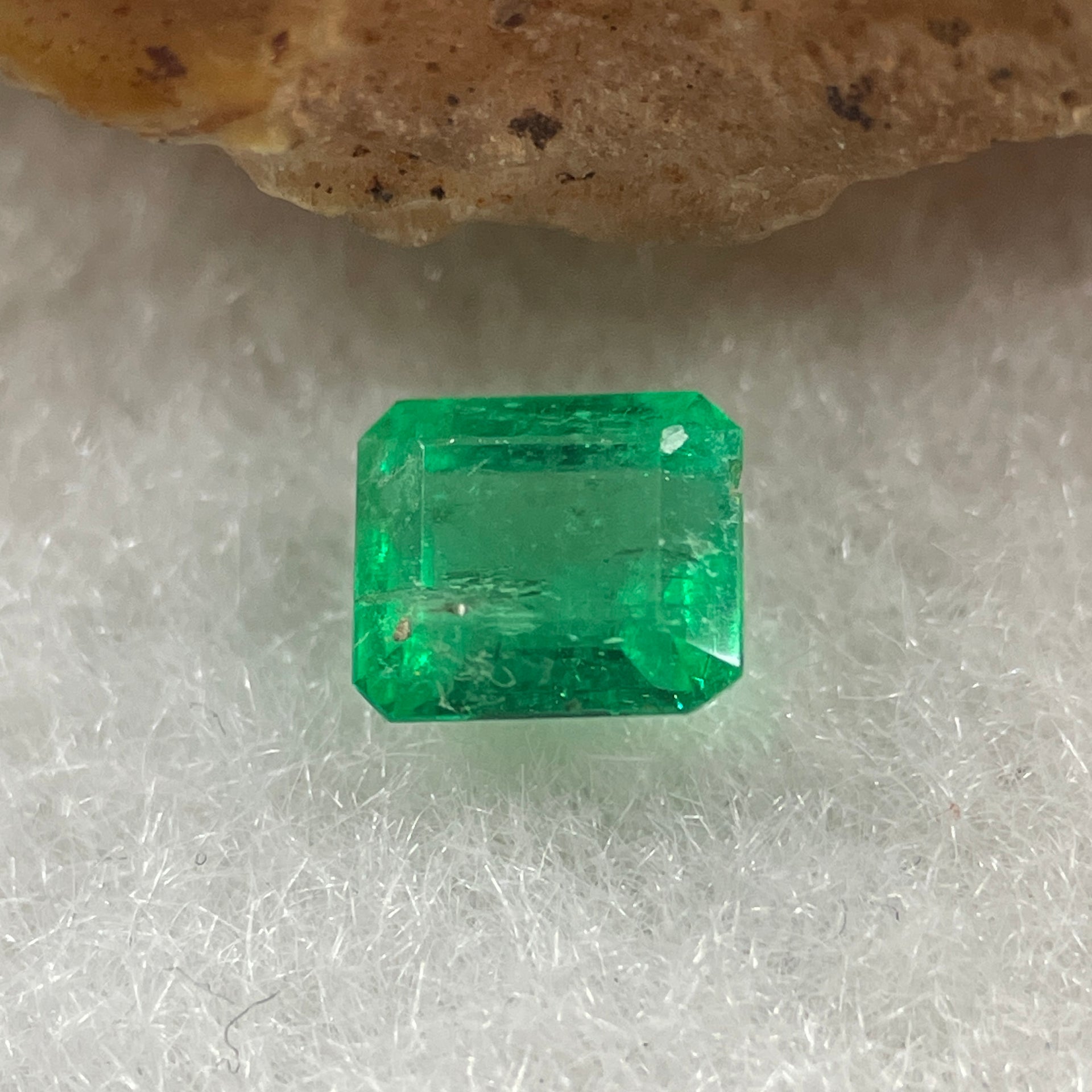 Natural Colombia Vivid Green Emerald (Beryl) Cut-Cornered Rectangle Step cut 0.49ct 5.0 by 4.3 by 2.7mm - Huangs Jadeite and Jewelry Pte Ltd