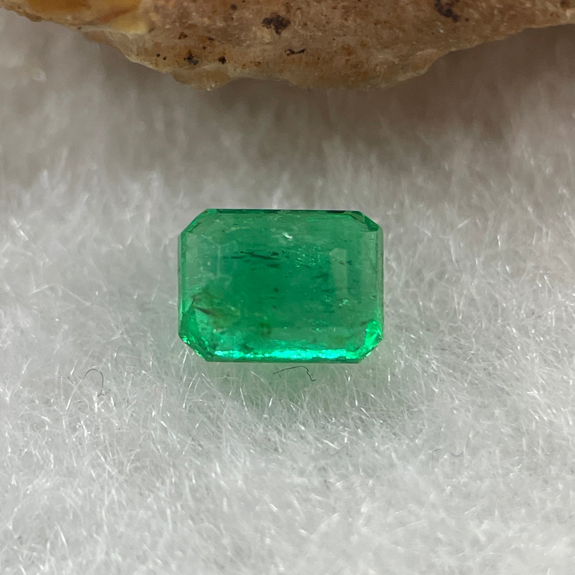 Natural Colombia Vivid Green Emerald (Beryl) Cut-Cornered Rectangular Step cut 0.43ct 4.9 by 3.8 by 2.6mm - Huangs Jadeite and Jewelry Pte Ltd