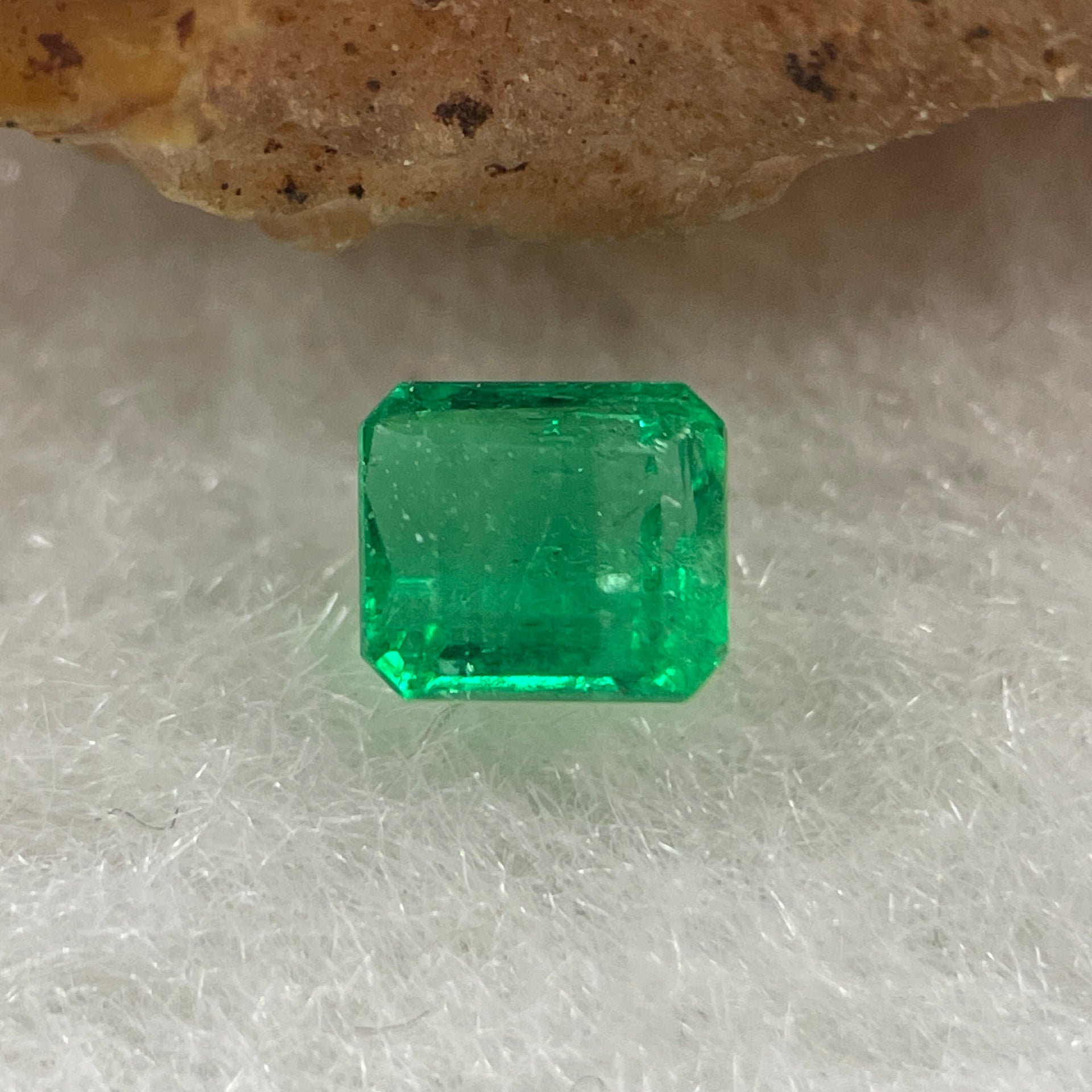 Natural Colombia Vivid Green Emerald (Beryl) Cut-Cornered Rectangular Step cut 0.40ct 4.3 by 3.7 by 2.8mm - Huangs Jadeite and Jewelry Pte Ltd