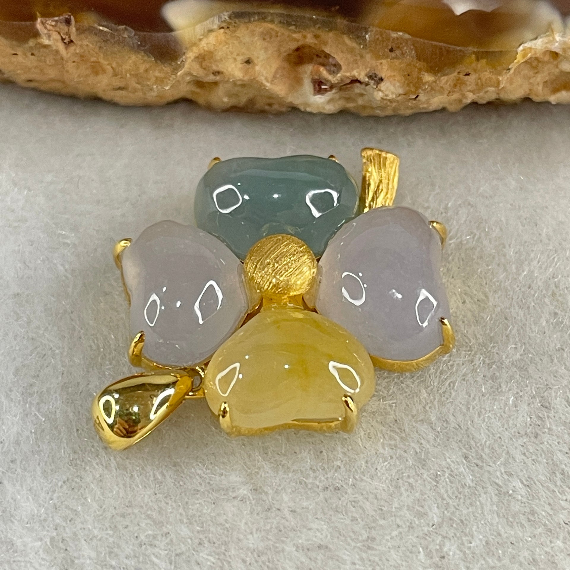 Type A Semi Icy Faint Lavender and Blueish Green and Yellow Jadeite 4 Leafs Clover in 18K Yellow Gold Pendant4.57g 9.4 by 6.0 by 4.9mm 4Pcs - Huangs Jadeite and Jewelry Pte Ltd