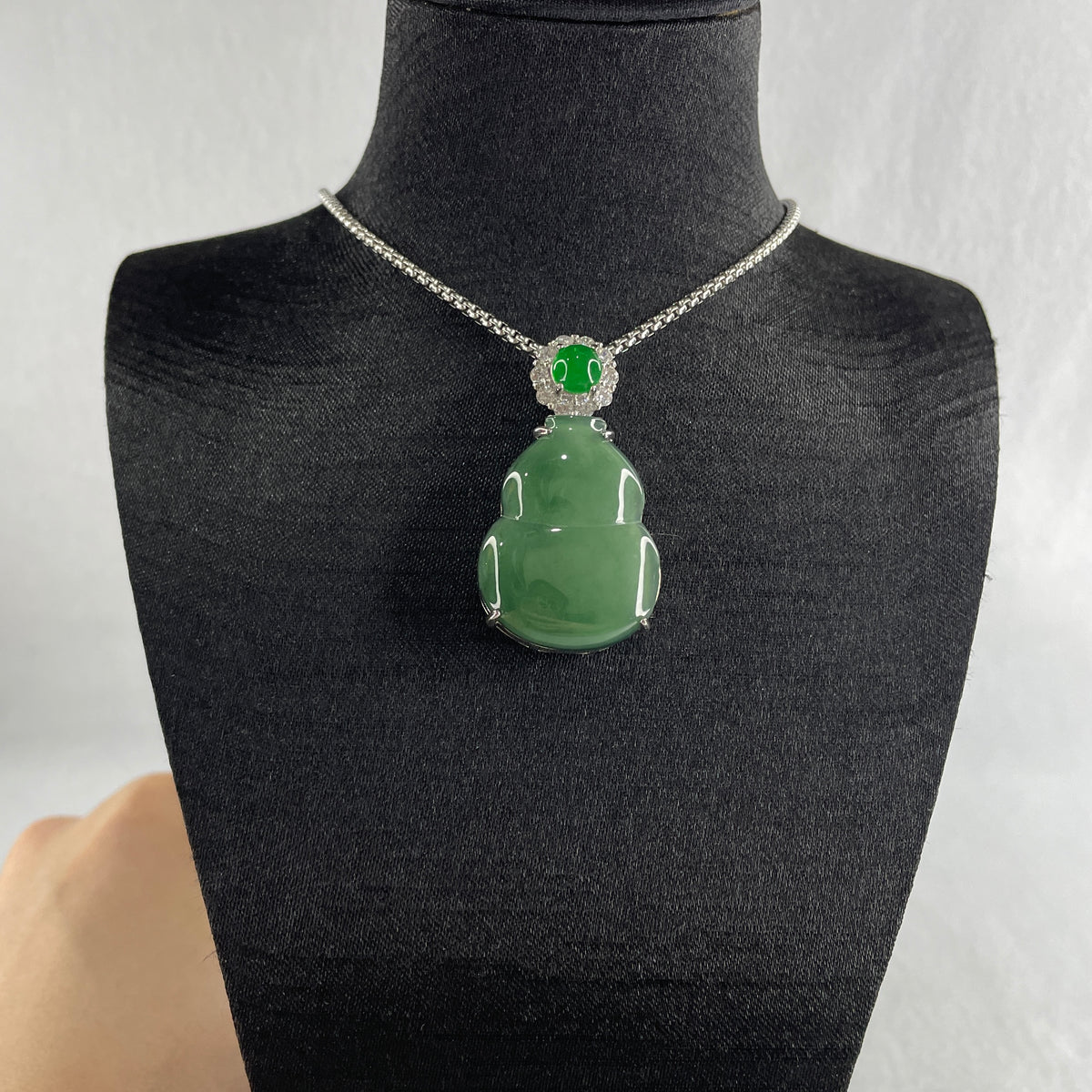 Natural Type A Omphacite Green Jadeite Hulu Necklace in S925 Silver | (16.65g | 58cm S925 | 27.5 x 21.1 x 3.0mm | Health, Abundance & Negative Energy Absorber, Feng Shui Prosperity & Longevity Necklace) - Huangs Jadeite and Jewelry Pte Ltd