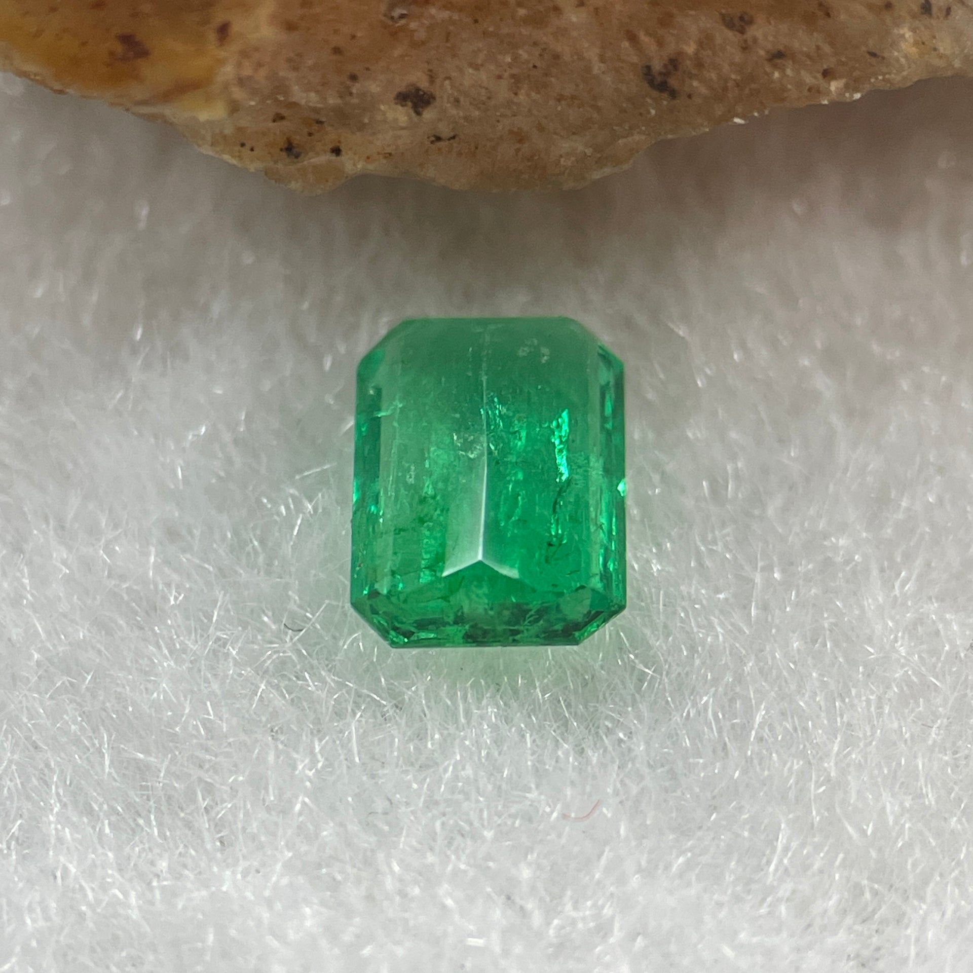 Natural Colombia Vivid Green Emerald (Beryl) Cut-Cornered Rectangular Step cut 0.46ct 5.9 by 4.6 by 1.9mm - Huangs Jadeite and Jewelry Pte Ltd